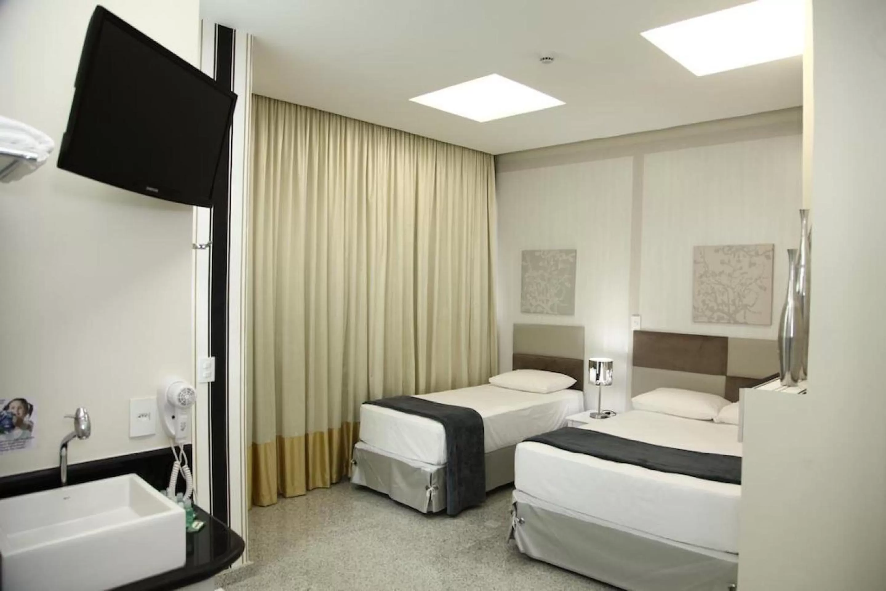 Bedroom, Bed in Compacto Hotel Alphaville Campinas