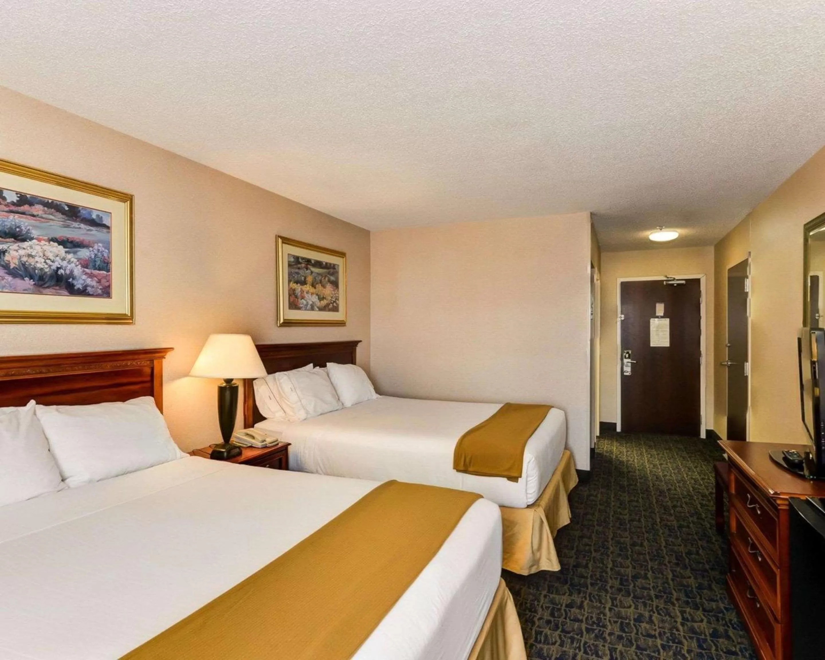Photo of the whole room, Bed in Quality Inn Spring Mills - Martinsburg North