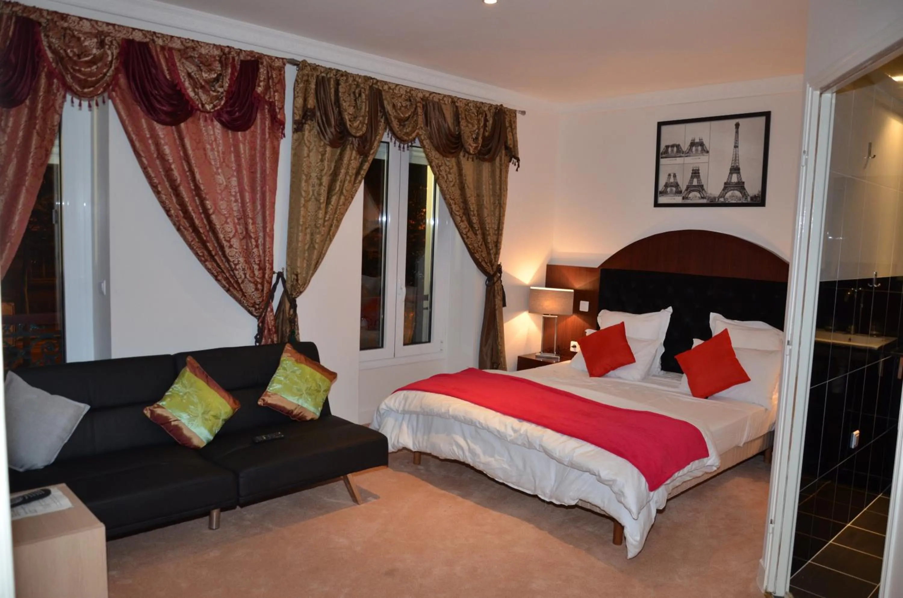 Photo of the whole room, Bed in Hotel Regina Montmartre