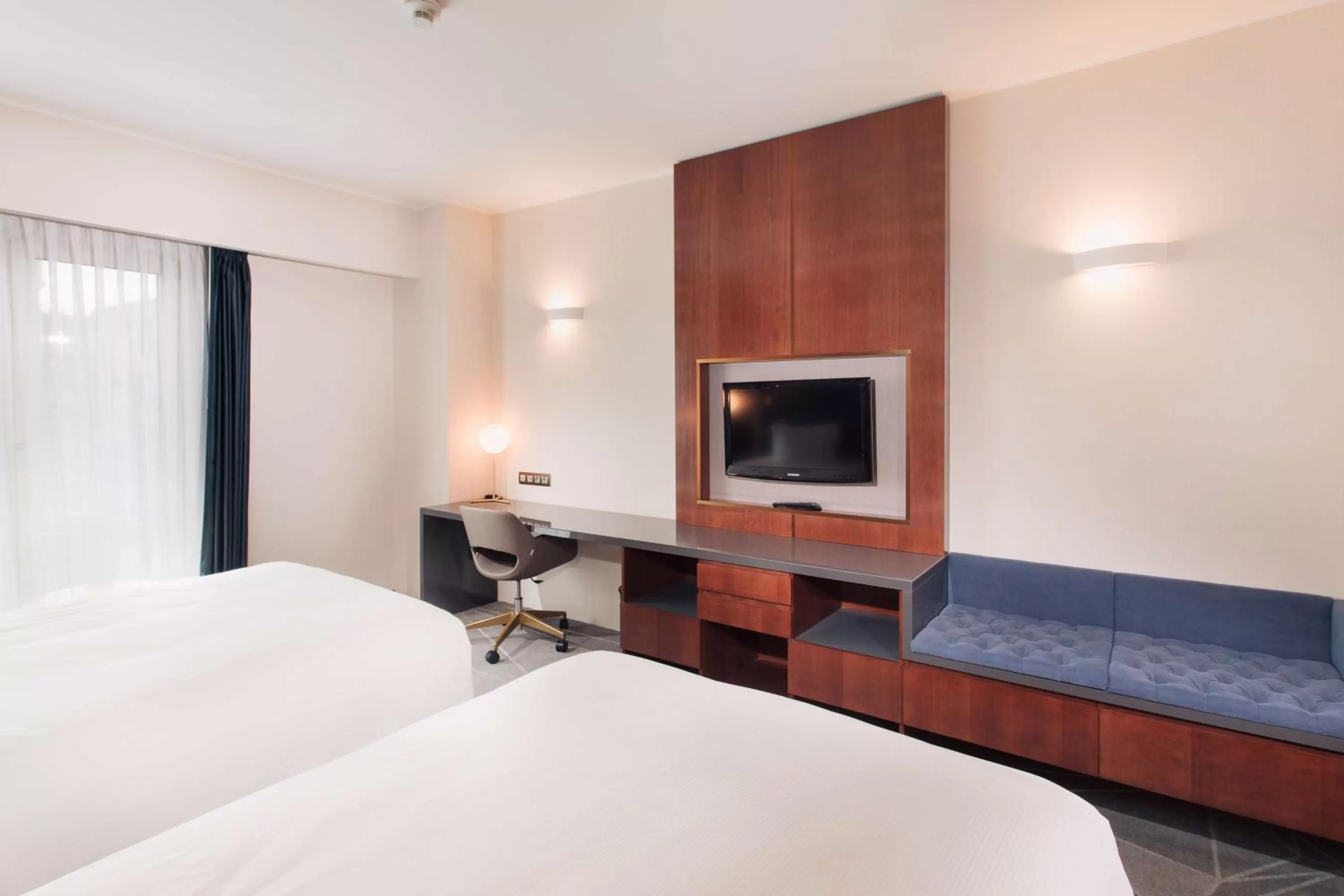 Bedroom, Bed in DoubleTree by Hilton Hotel Cluj - City Plaza