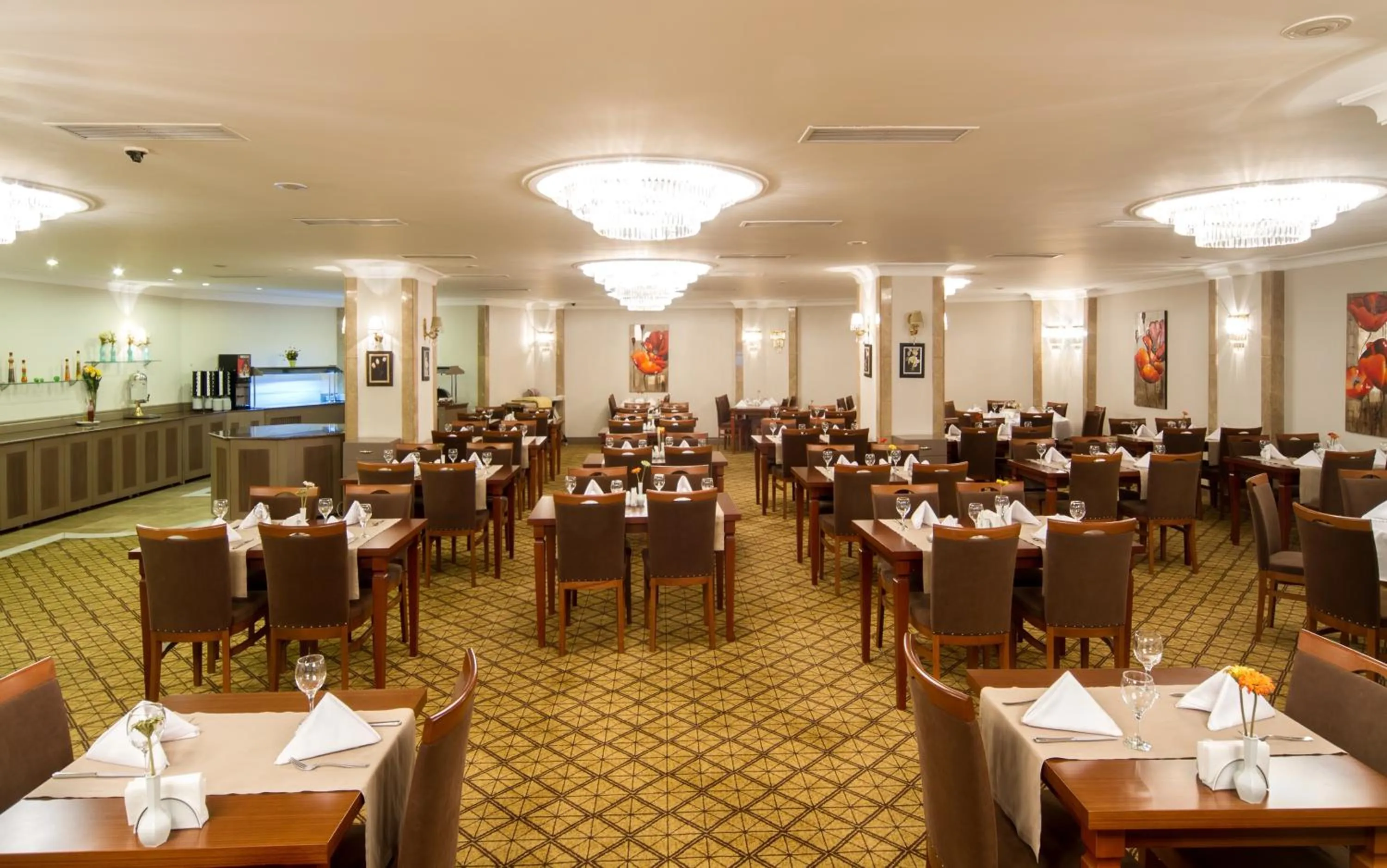 Restaurant/Places to Eat in Black Bird Hotel