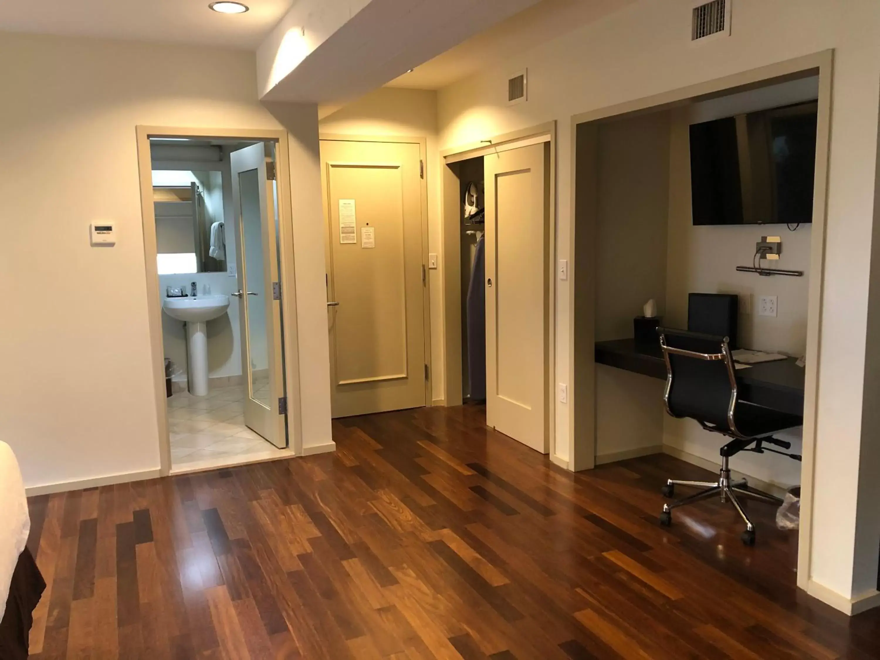 Deluxe Queen Room in Grand Eastonian Hotel & Suites Deluxe Queen Room in Grand Eastonian Hotel & Suites