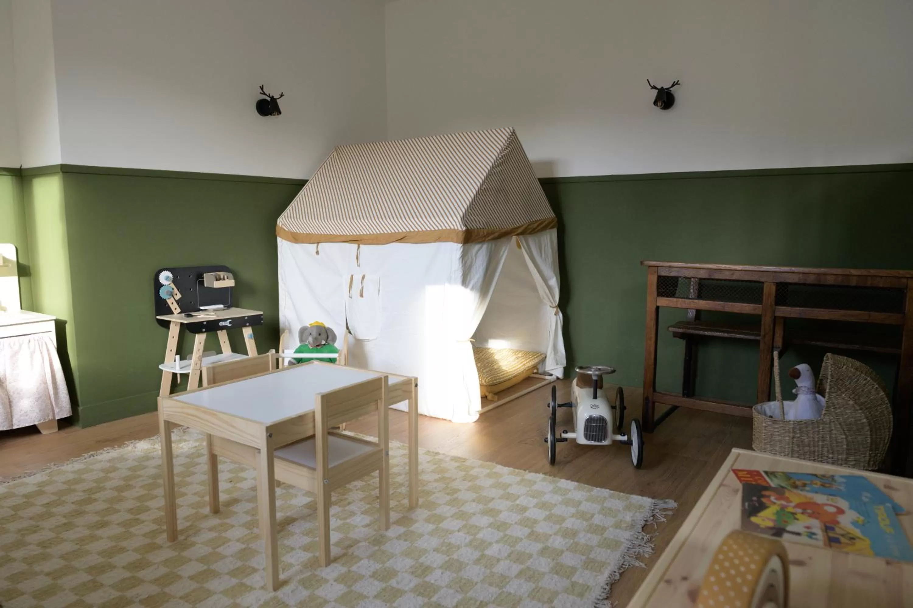 Children play ground, Bed in Hôtel Maison Doron