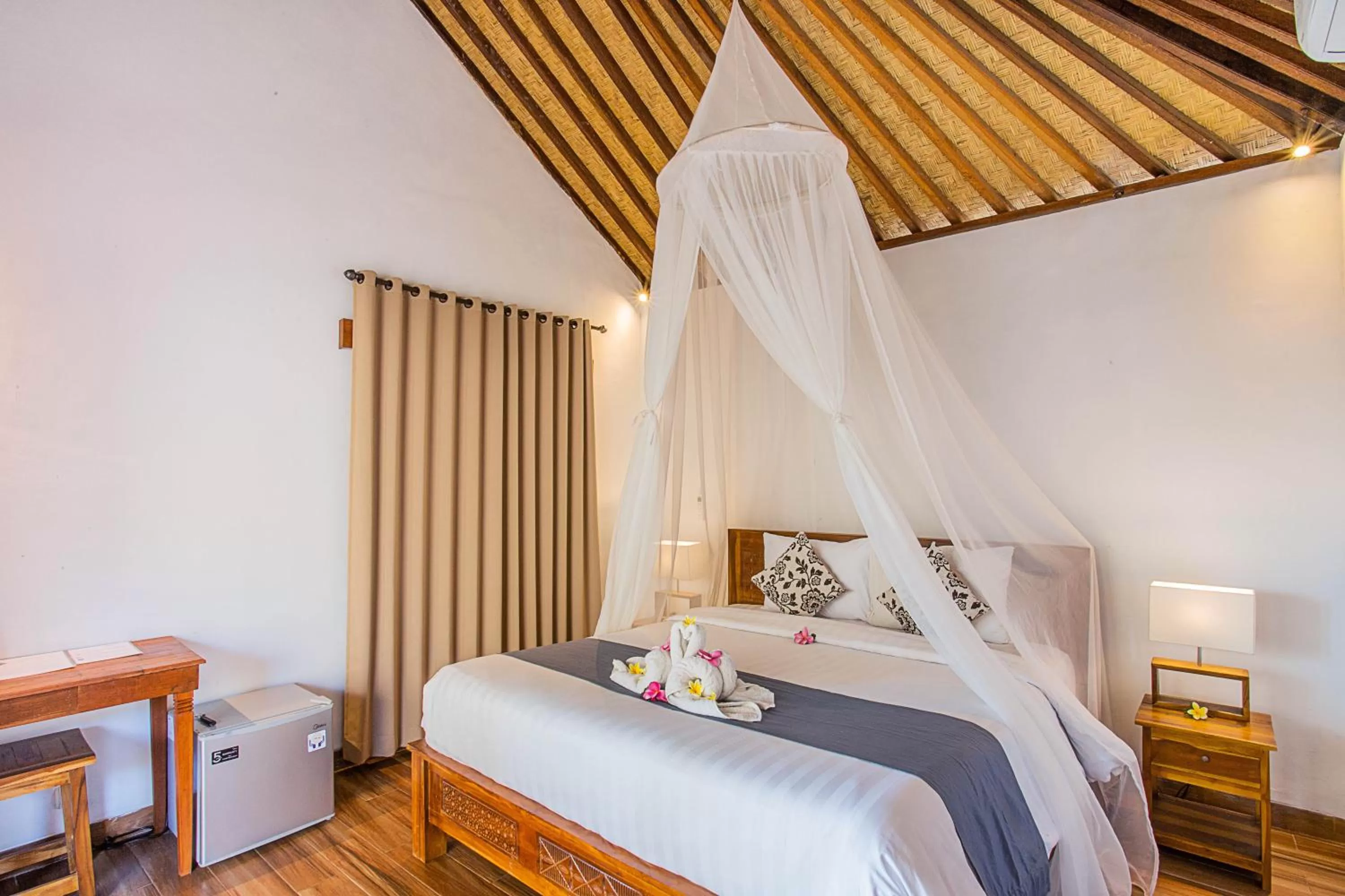 Bed in Nusa Veranda Sunset Villas & Restaurant