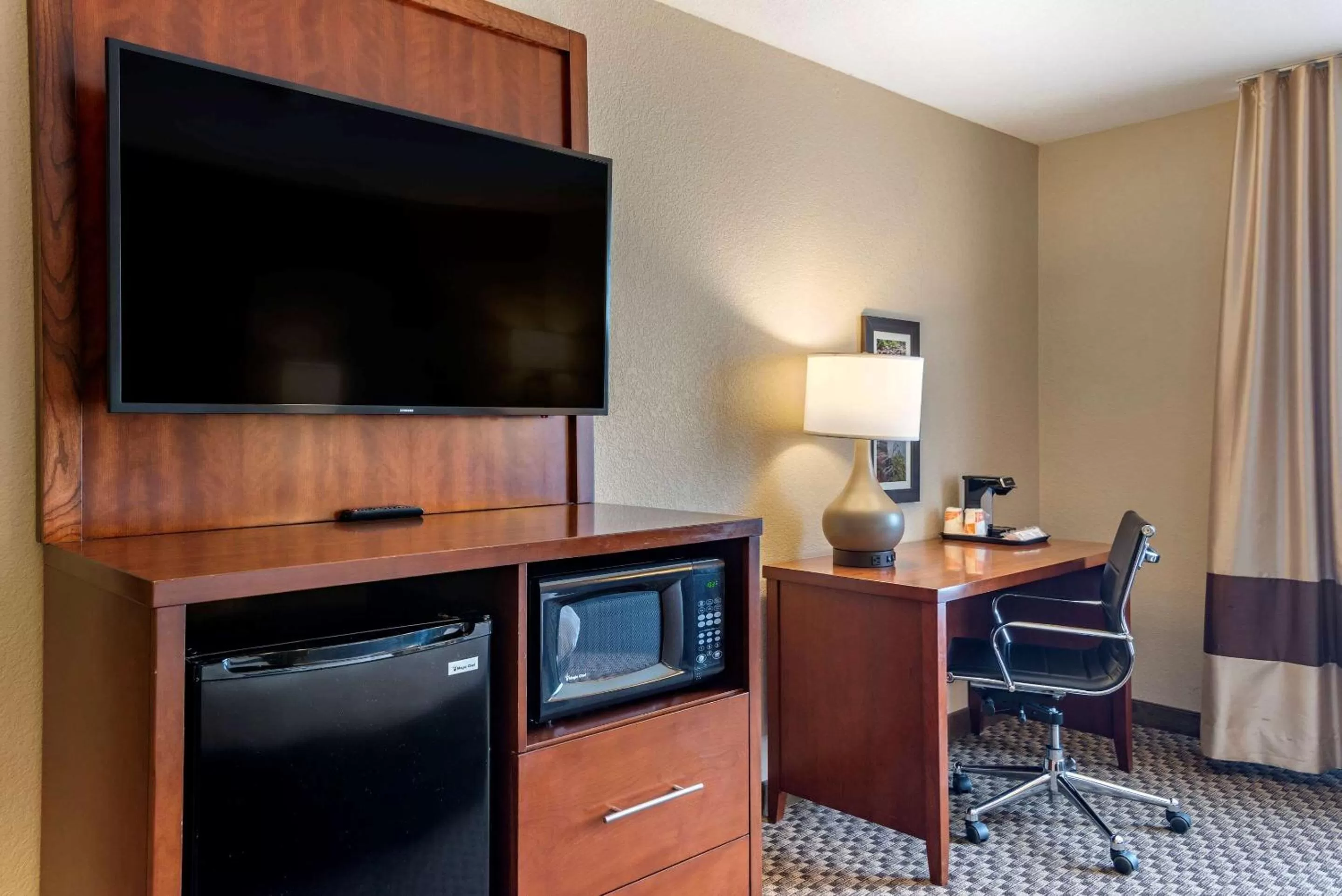 Photo of the whole room in Comfort Inn & Suites Blue Ridge