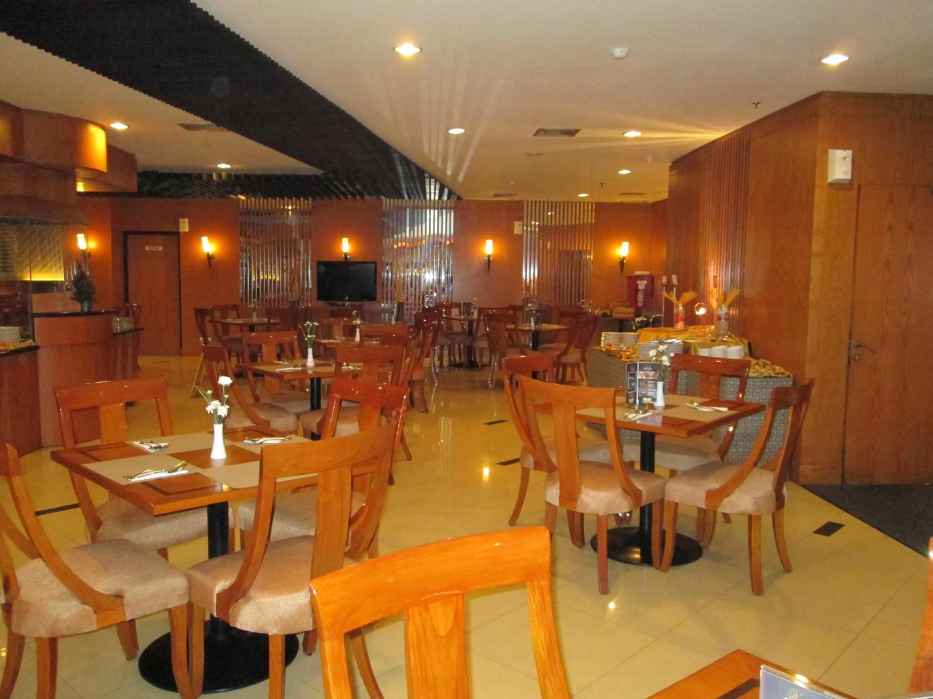 Restaurant/places to eat in Grand Pasundan Convention Hotel