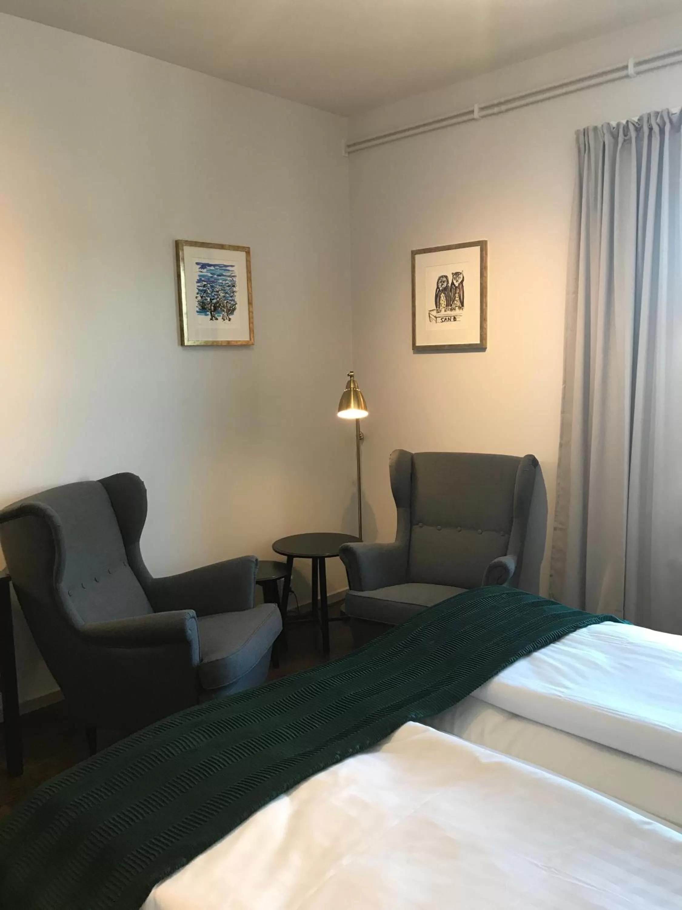 Seating area, Bed in Rasta Grums