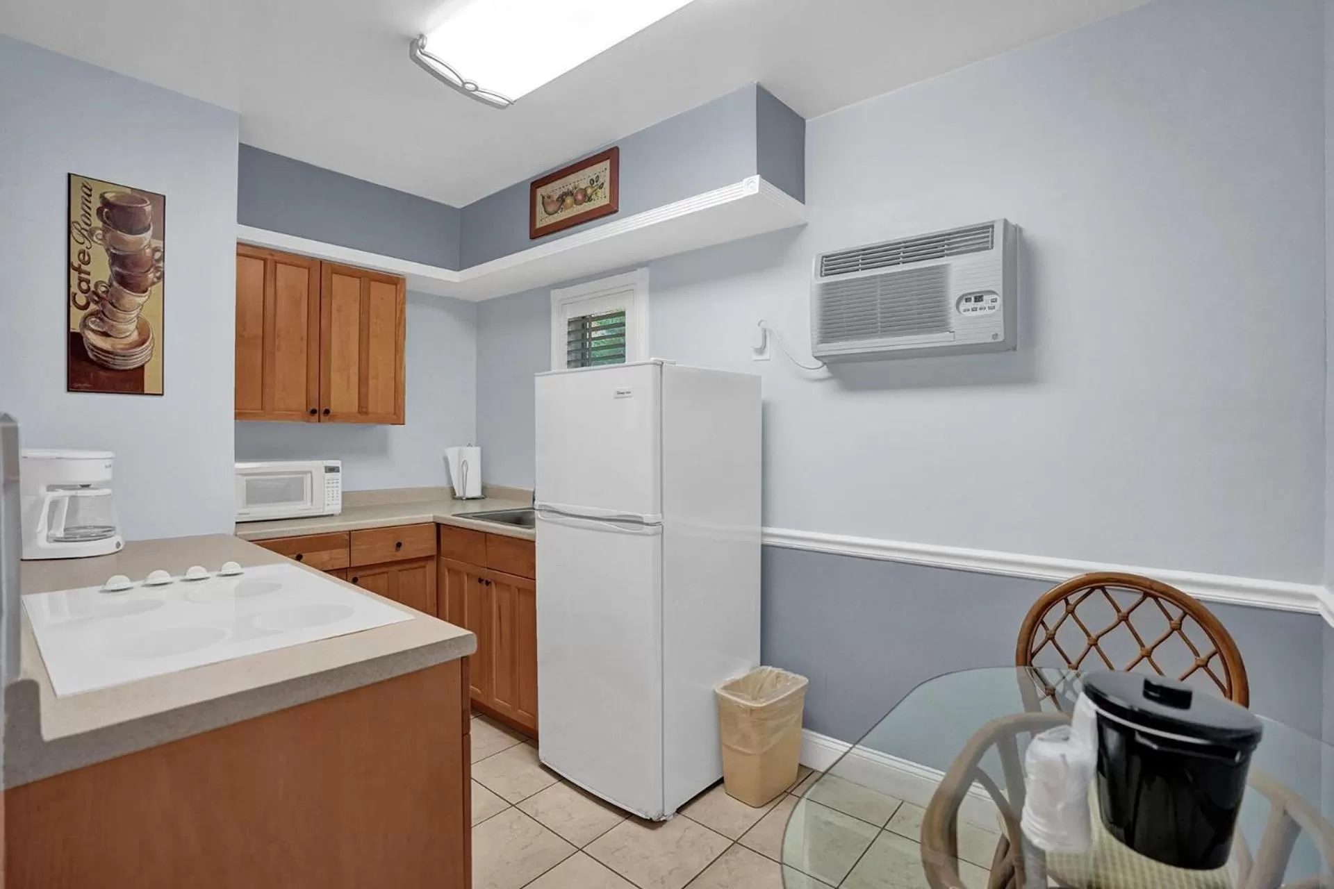 Kitchen or kitchenette, Bathroom in The Worthington Resorts - Clothing Optional - Men Only - Solo hombres