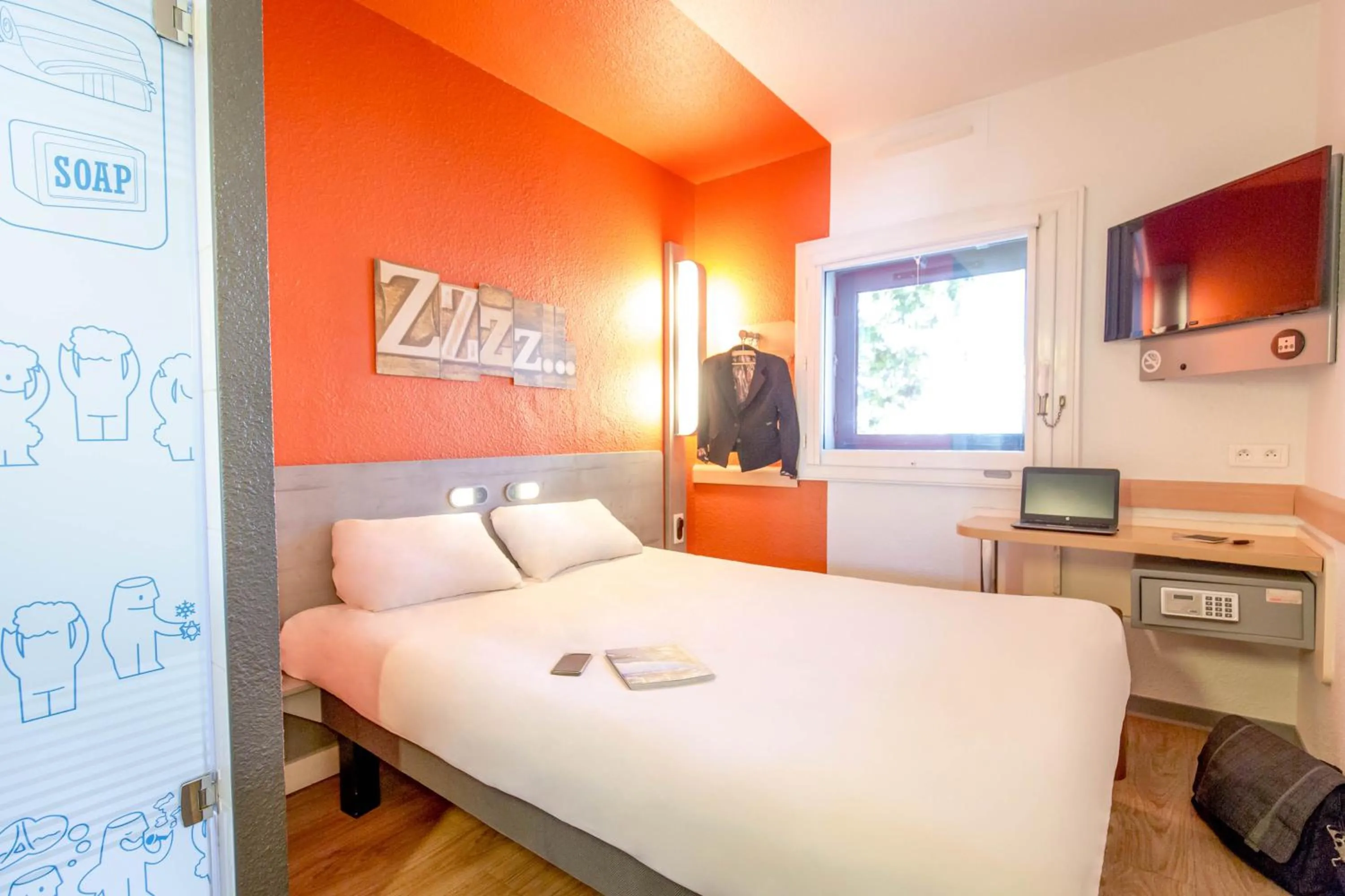 Bedroom, Bed in Ibis Budget Marseille Timone