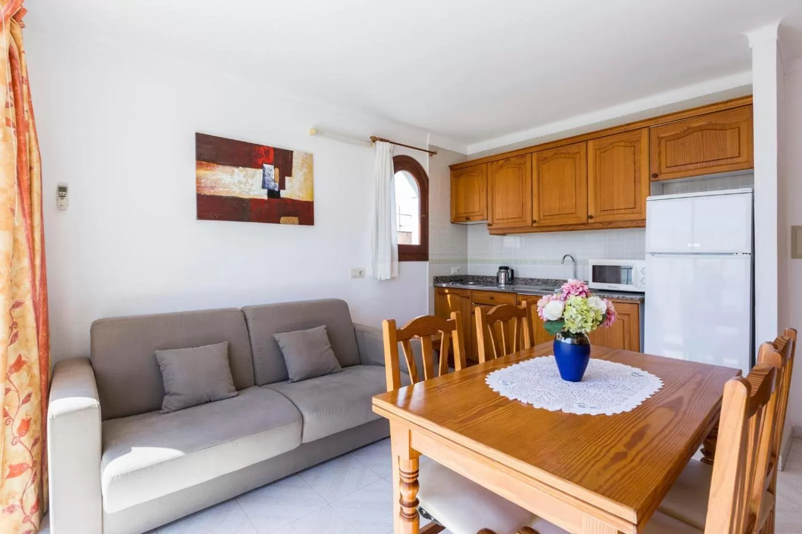 Kitchen or kitchenette, Dining Area in Bella Maria Apartments