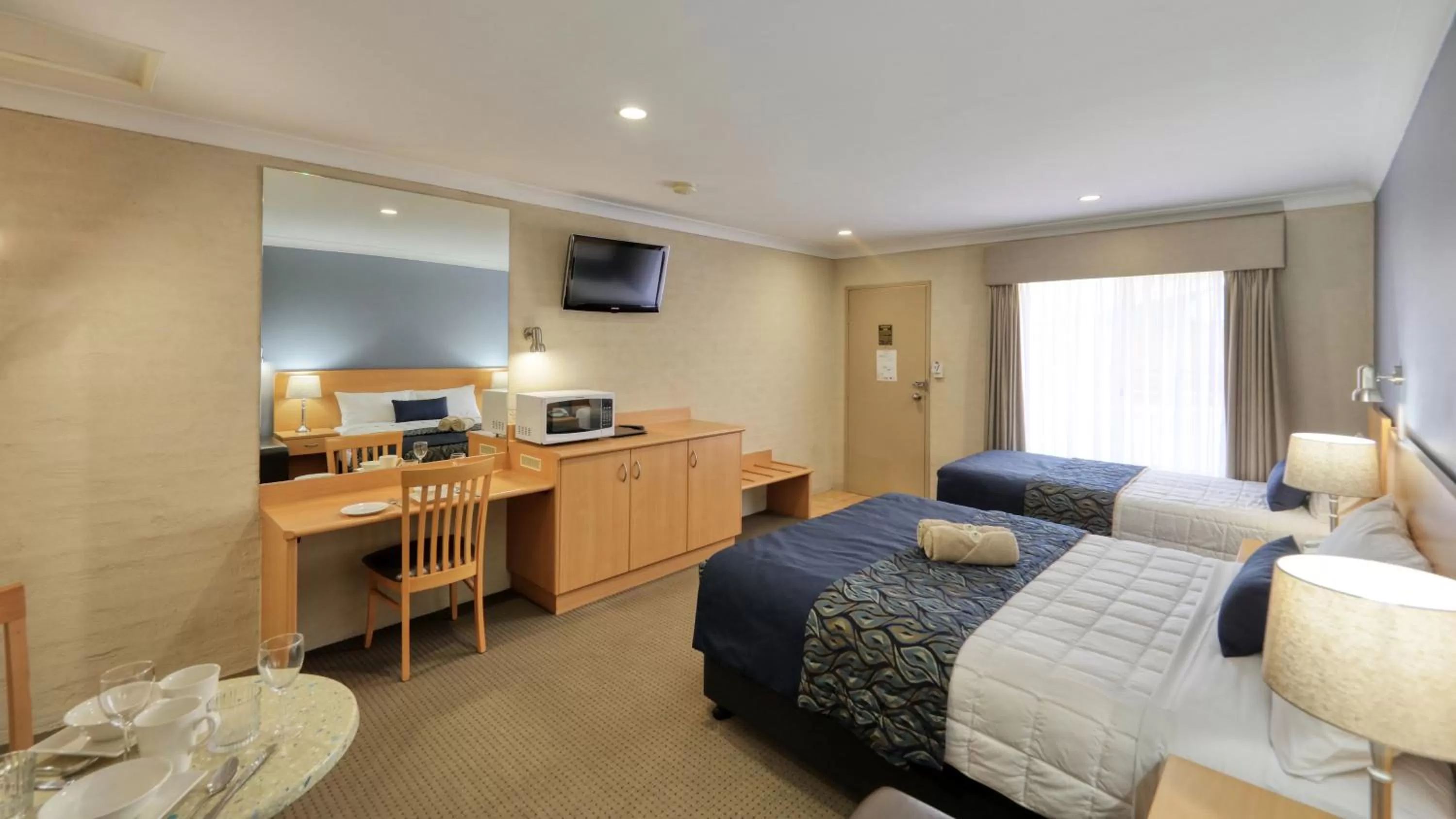 minibar, Bed in Edward Parry Motel and Apartments