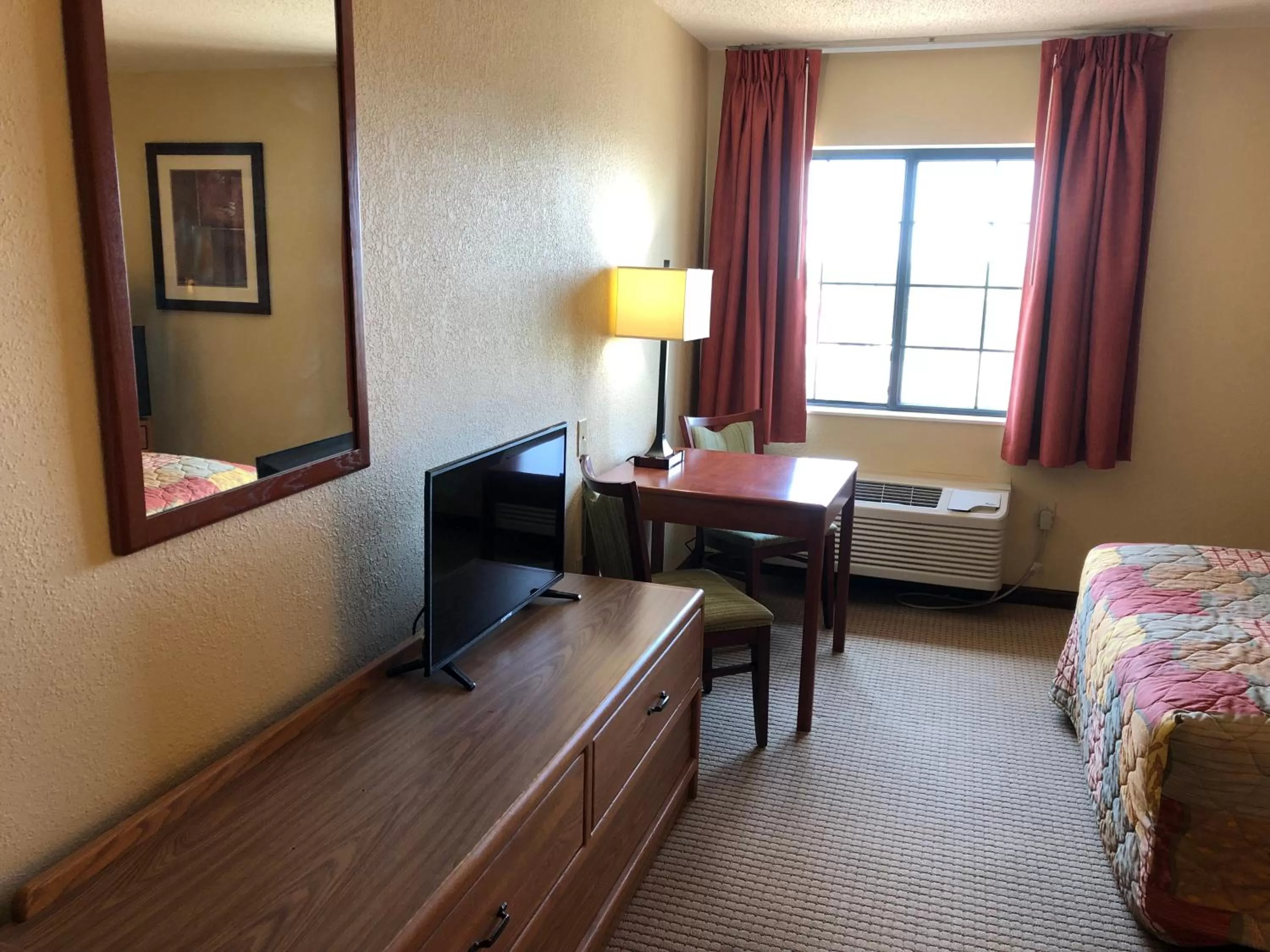Bed in Days Inn by Wyndham Iron Mountain