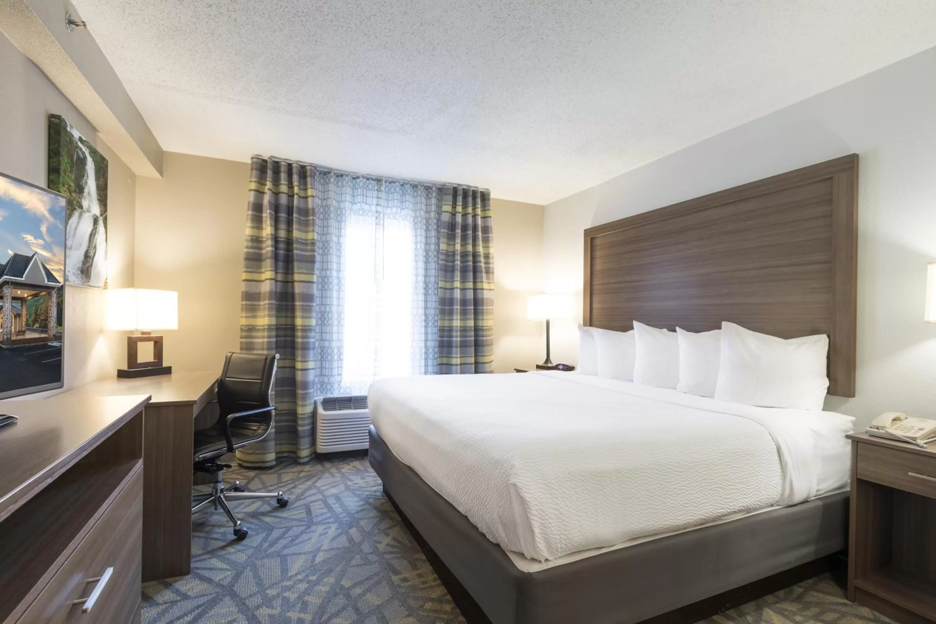 Bedroom, Bed in Country Inn & Suites by Radisson Asheville Downtown Tunnel Road