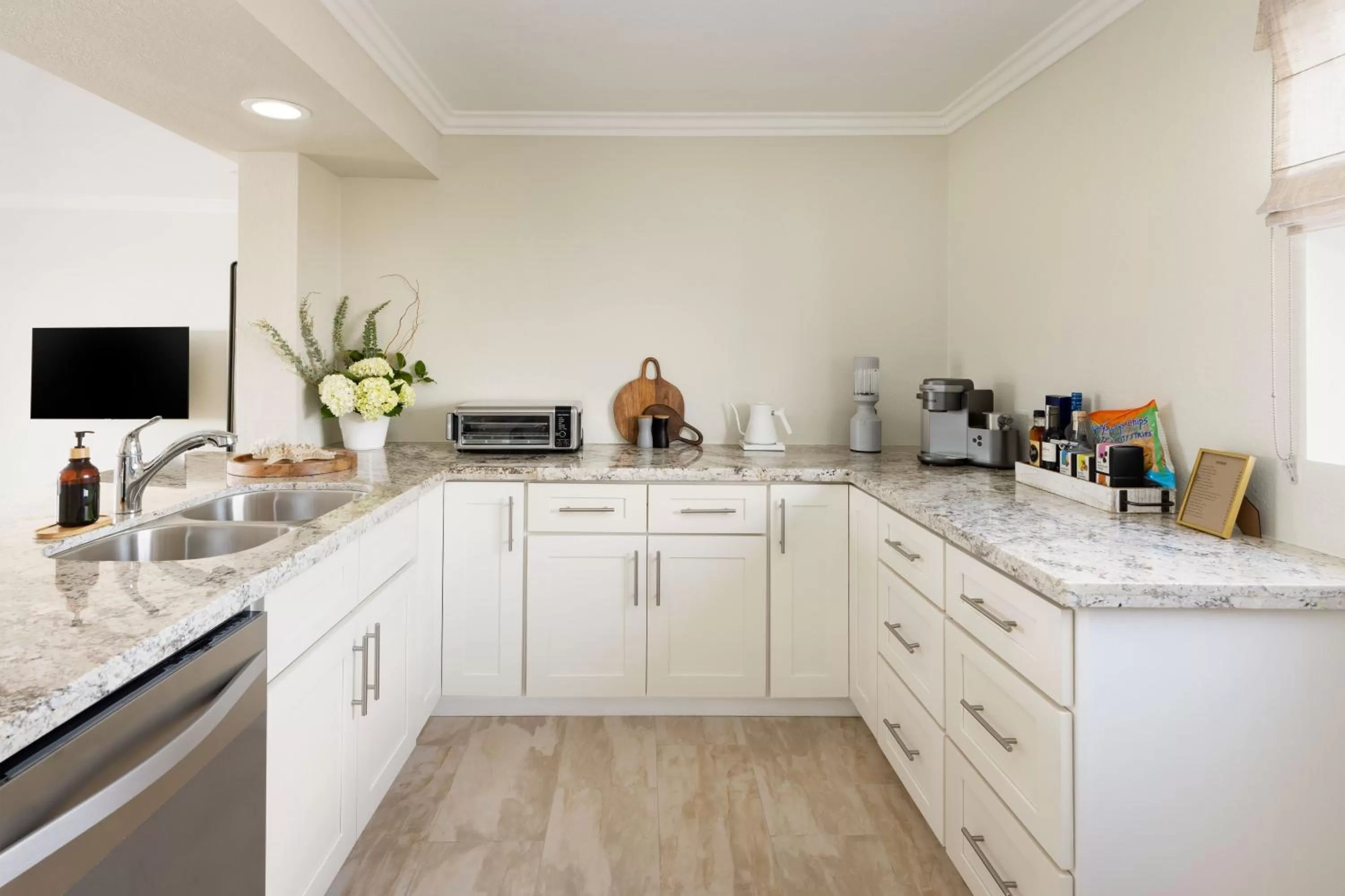 Kitchen or kitchenette, Kitchen/Kitchenette in Pacific Edge Hotel on Laguna Beach