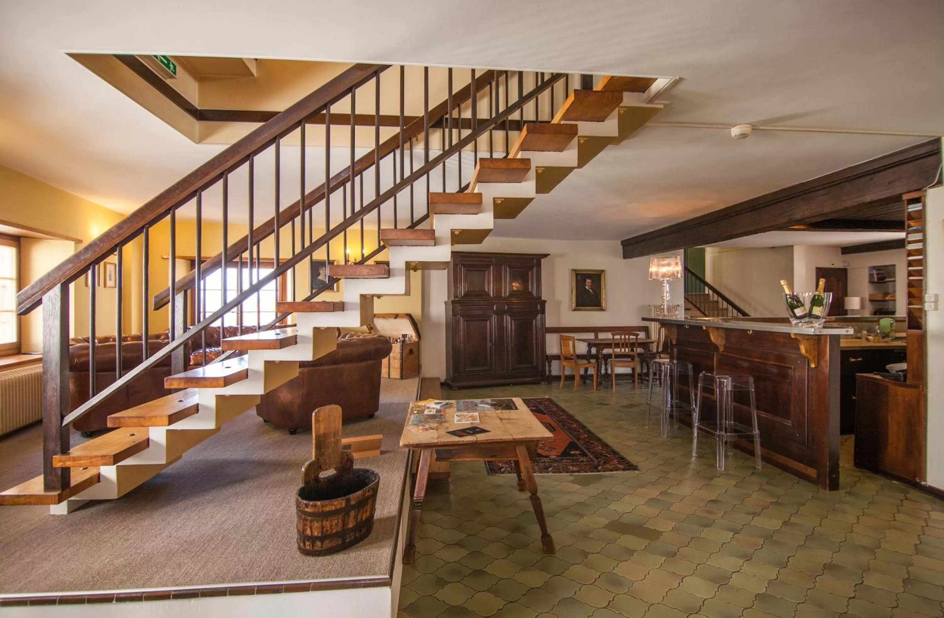 Lounge or bar in Hôtel Les Vieux Toits