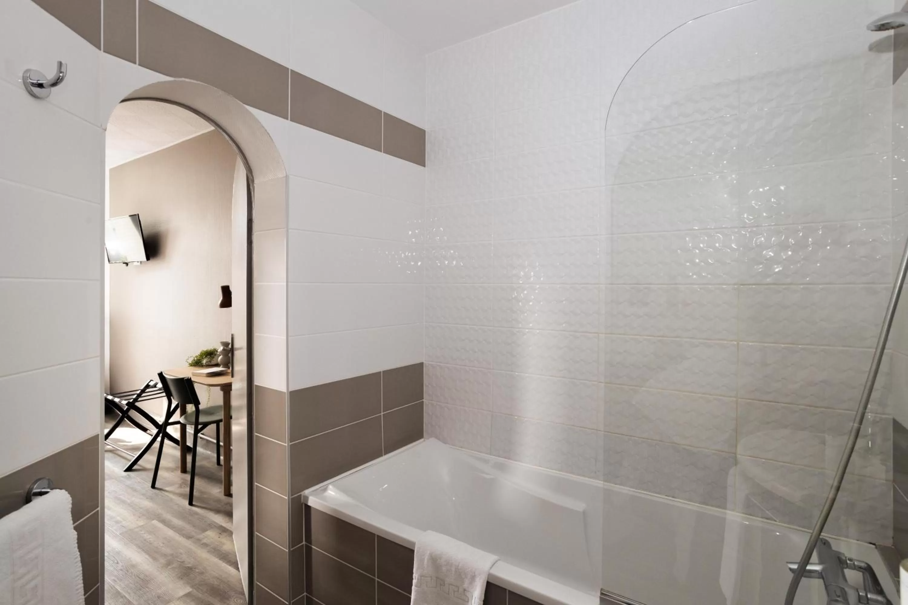 Bathroom in Hôtel Suzane