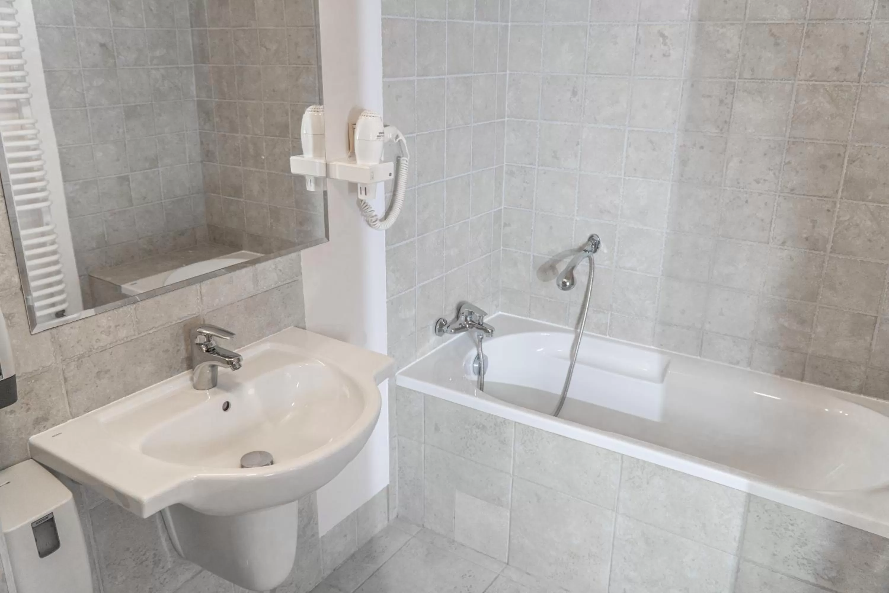 Shower in HOTEL CICHA WODA NIEPORĘT