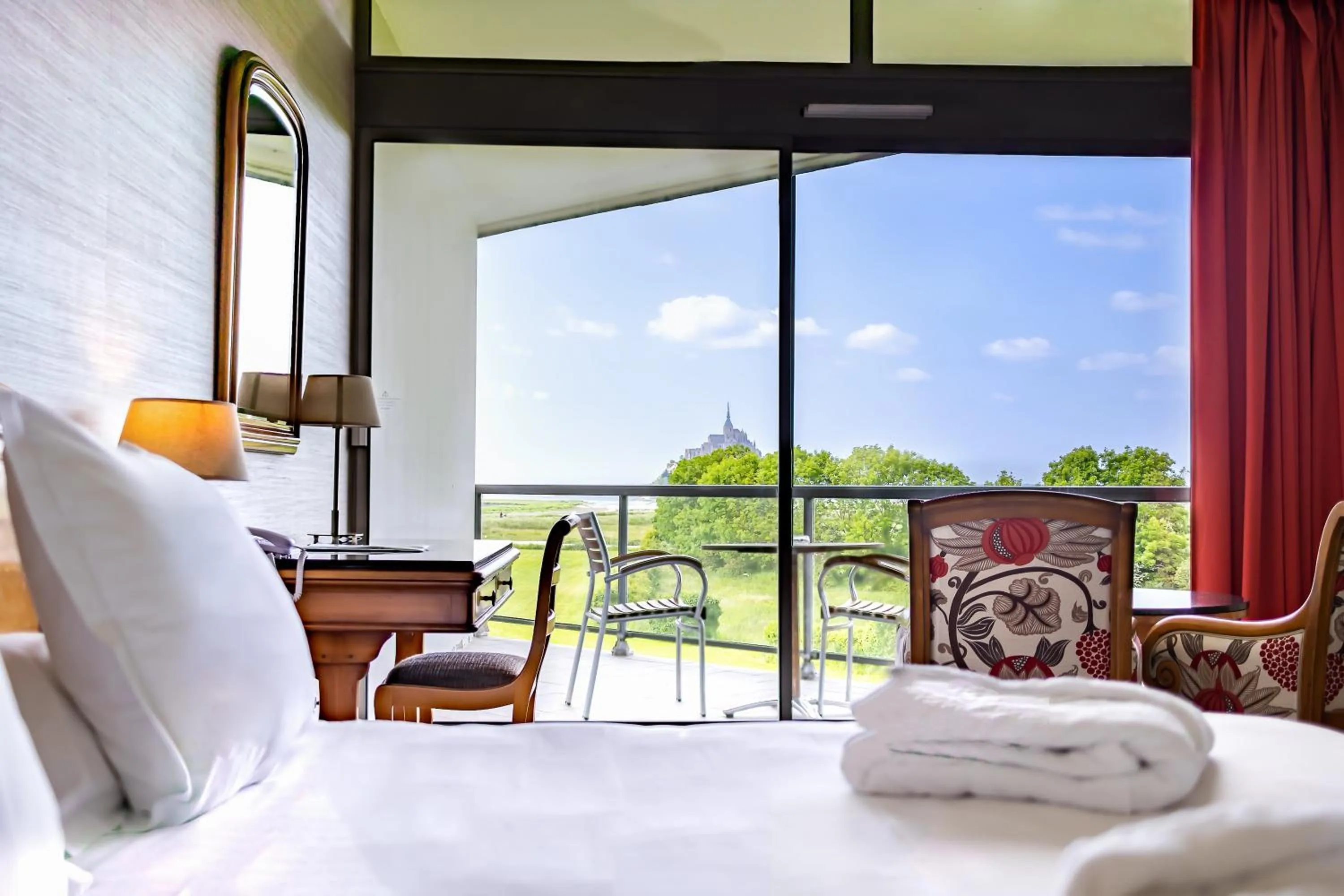 View (from property/room), Bed in Le Relais Saint Michel