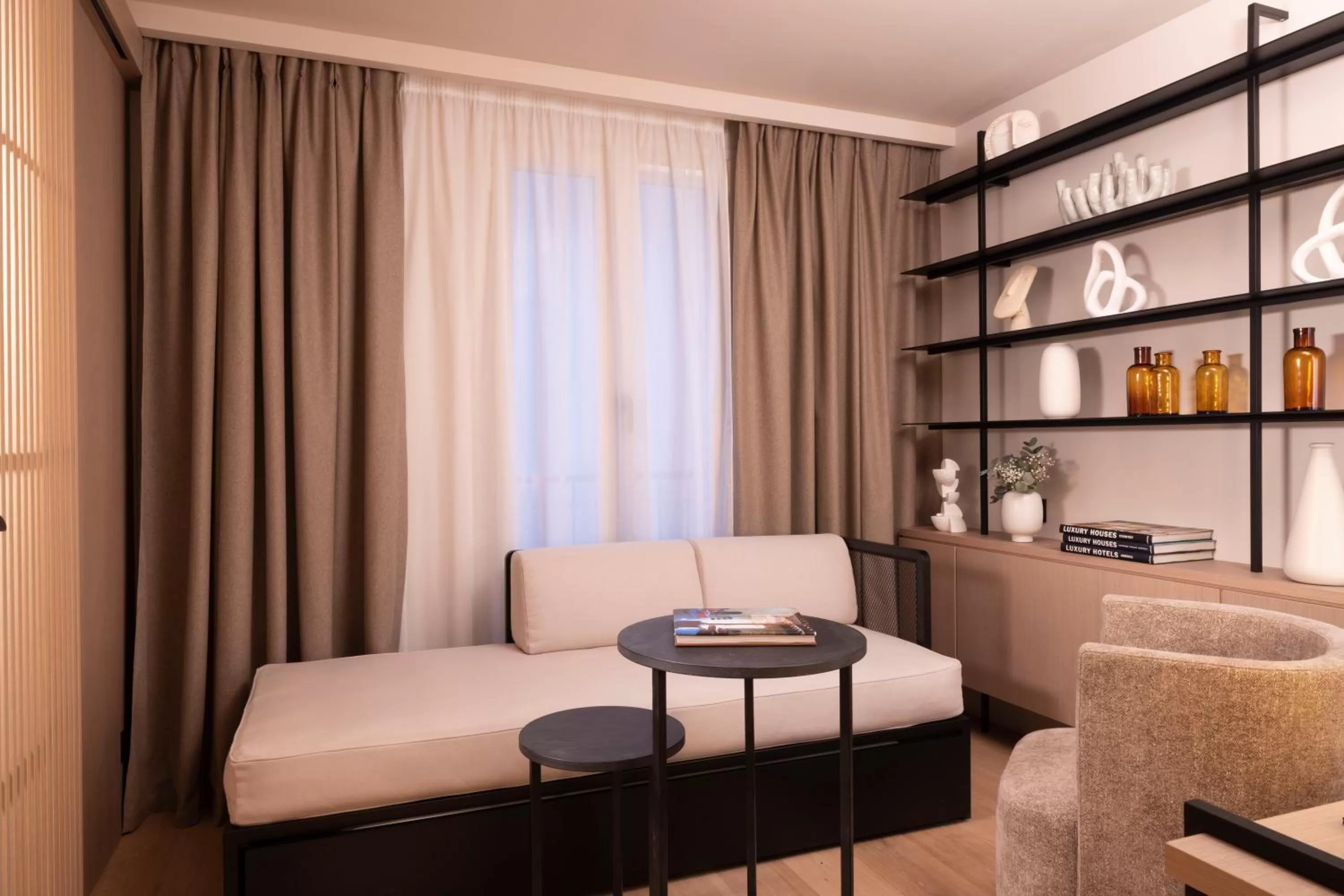 Living room, Bed in Hôtel Esté