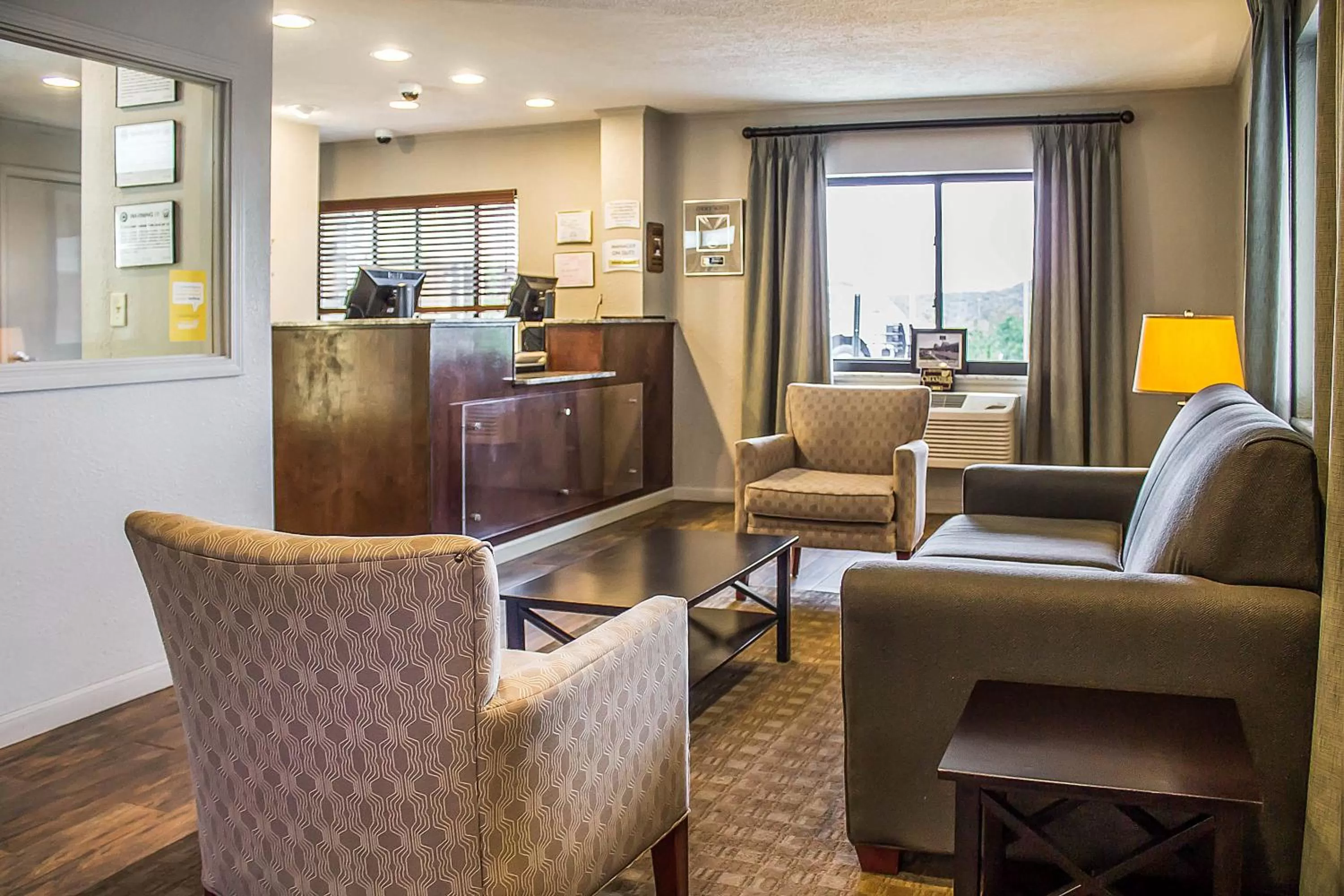 Living room in Quality Inn Cambridge