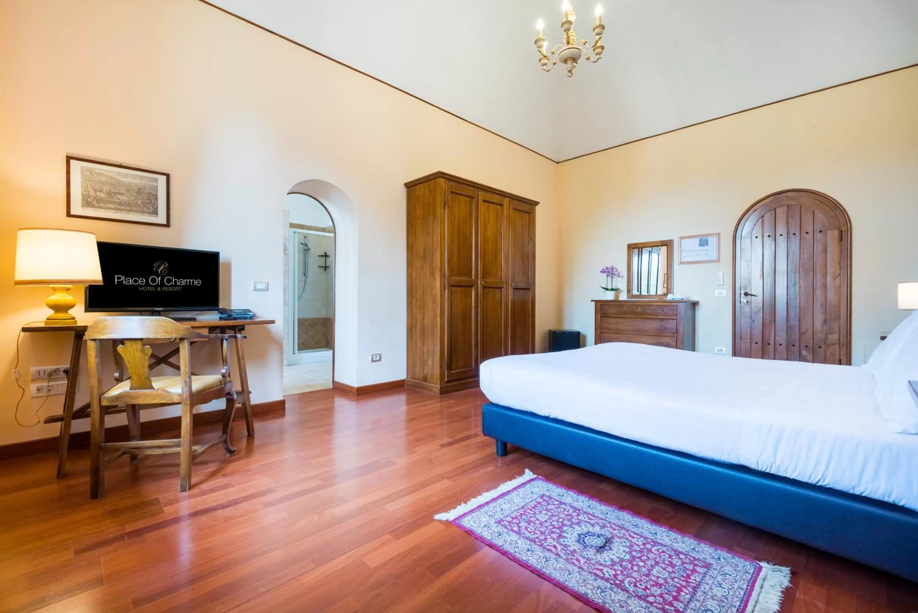 TV and multimedia, Bed in Certosa di Pontignano Residenza d'Epoca - Place of Charme