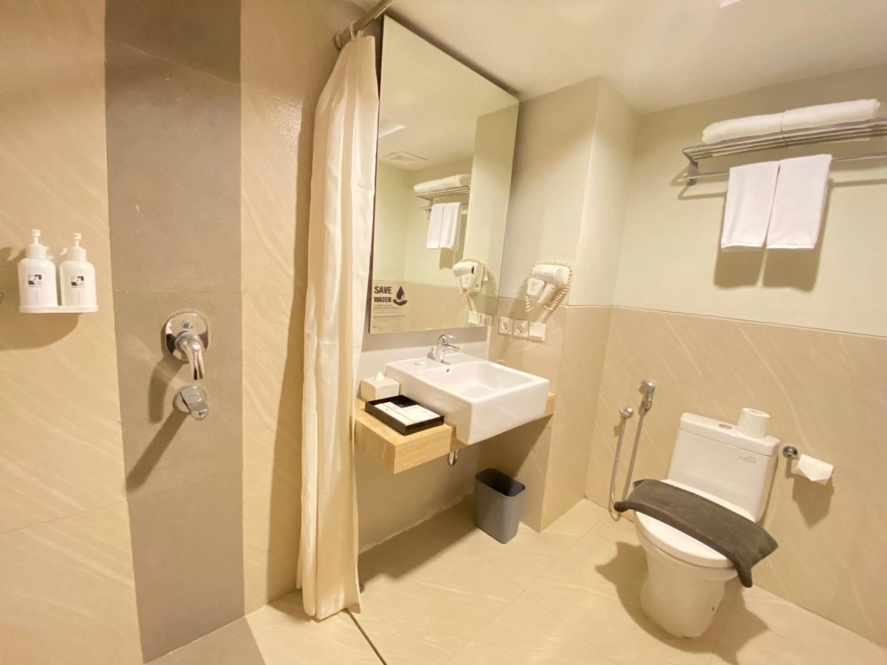 Bathroom in Swiss-Belcourt Bogor