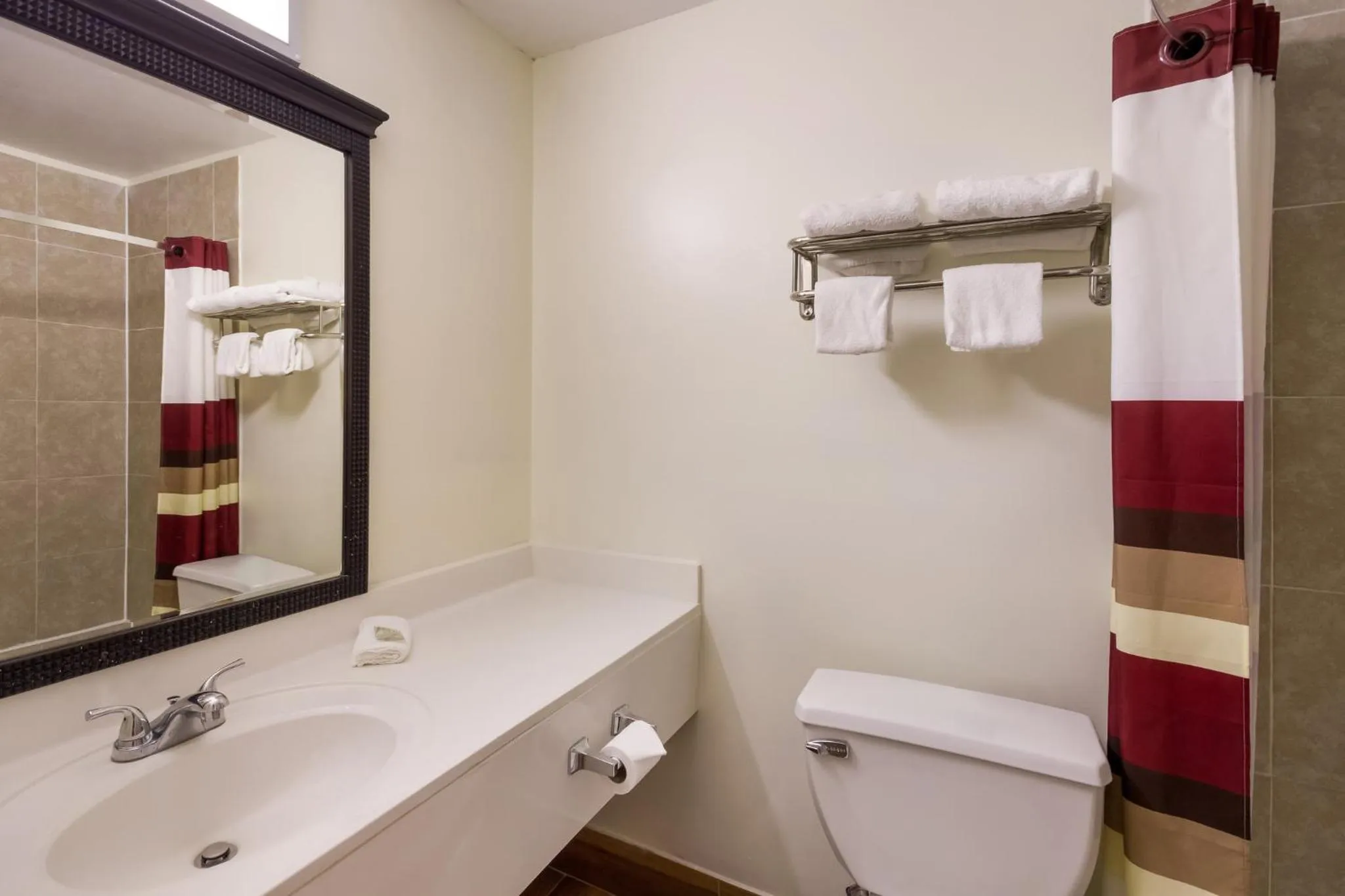 Bathroom in Red Roof Inn Crestview