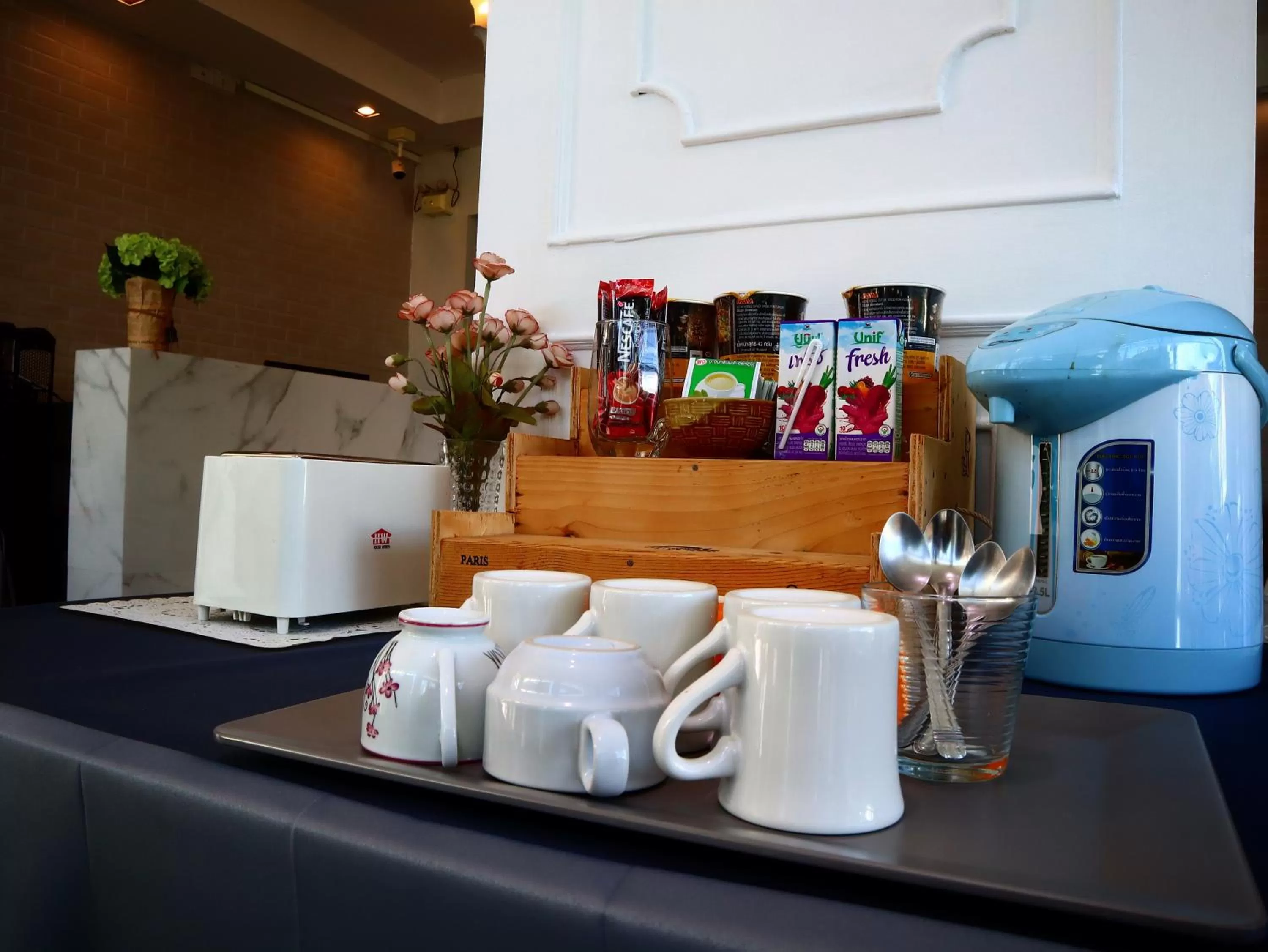 Communal lounge/ TV room in The Battery Park Midtown Boutique