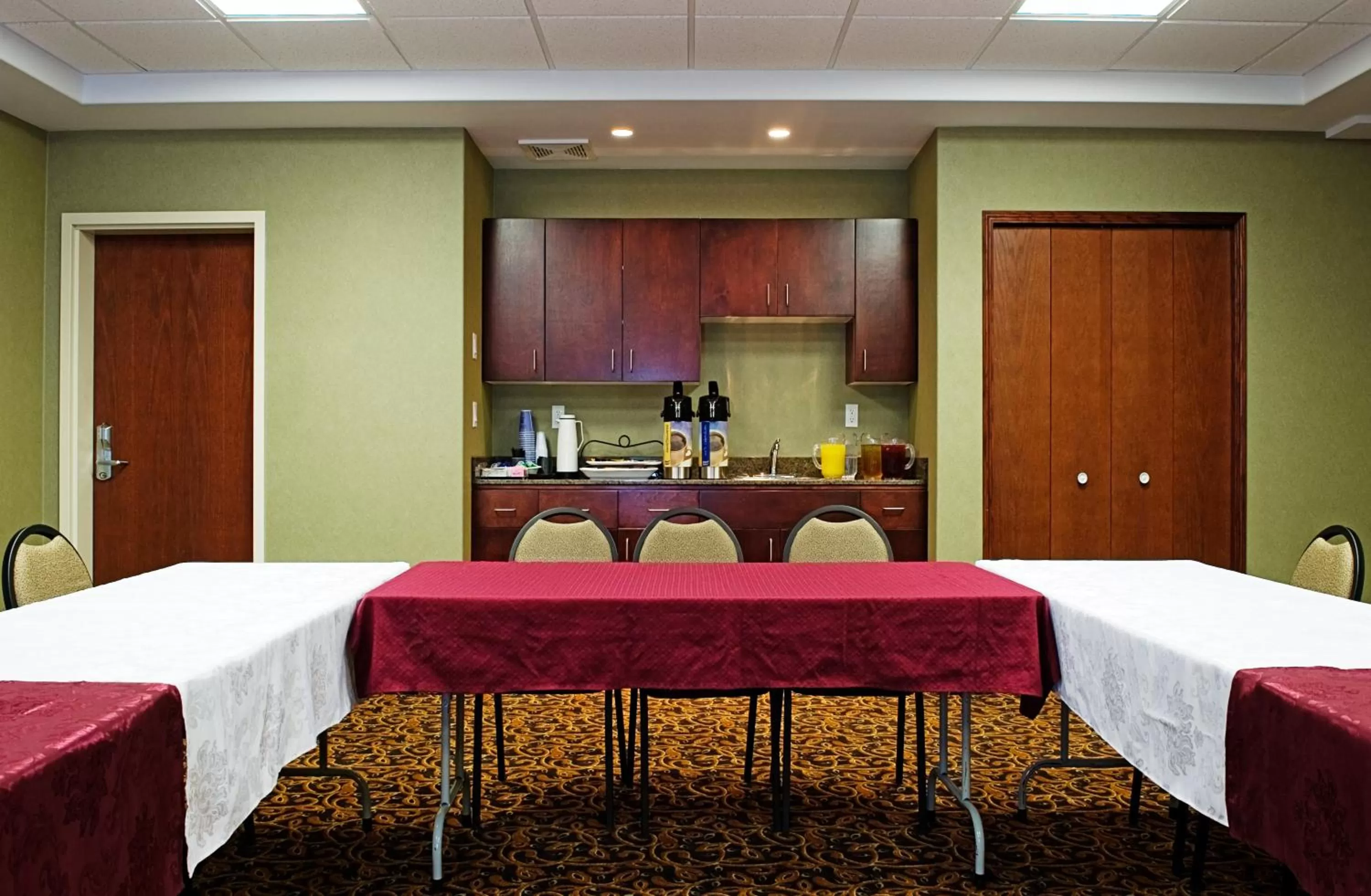 Meeting/conference room in Holiday Inn Express & Suites Drayton Valley by IHG