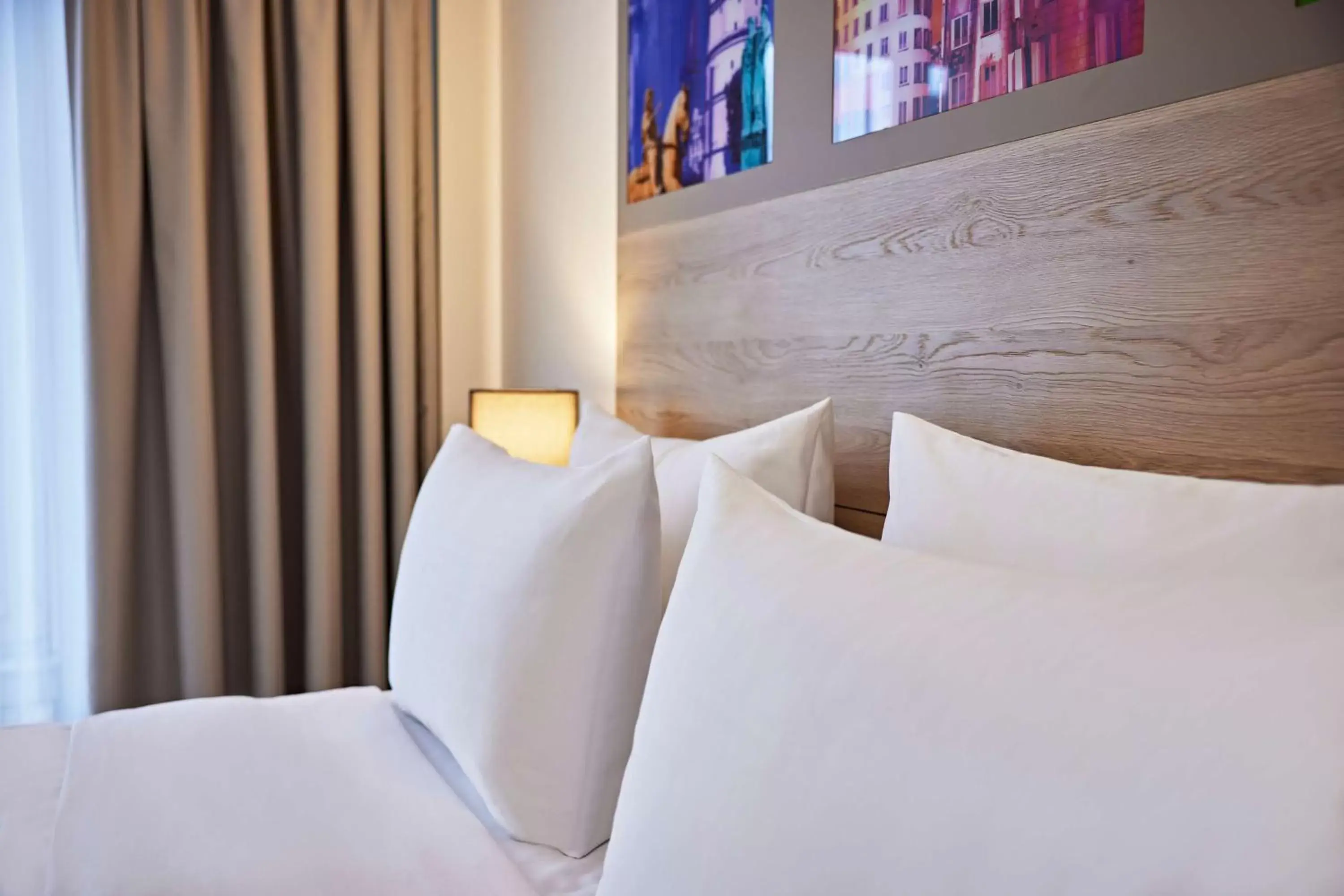 Deluxe Queen Room in Lindner Hotel Dusseldorf Airport, part of JdV by Hyatt Deluxe Queen Room in Lindner Hotel Dusseldorf Airport, part of JdV by Hyatt