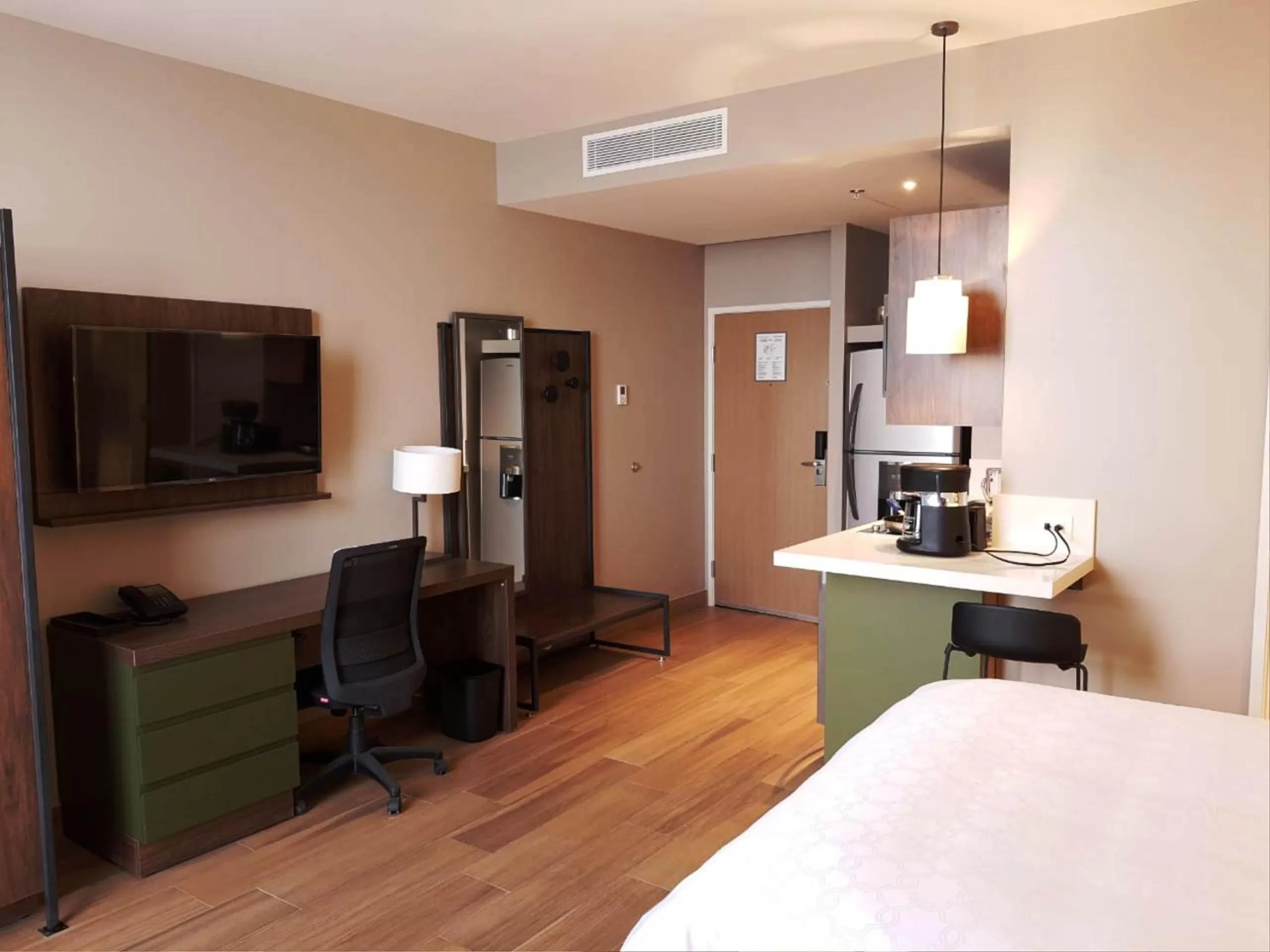 Kitchen or kitchenette, Bed in Staybridge Suites - Guadalajara Novena by IHG
