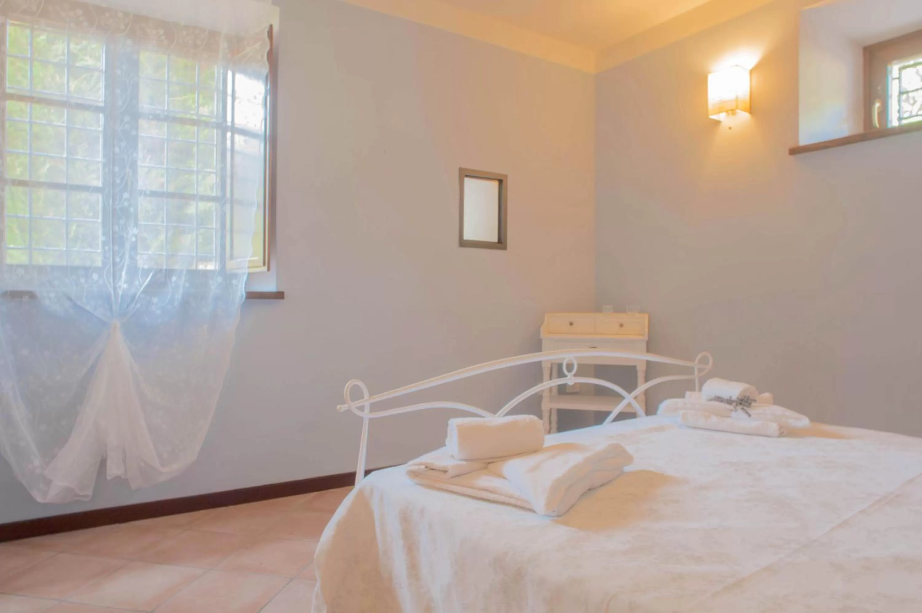 Bedroom, Bed in CASALE LA FATA -tipico toscano immerso nelle colline tra Lucca e Versilia, 6 appartamenti indipendenti