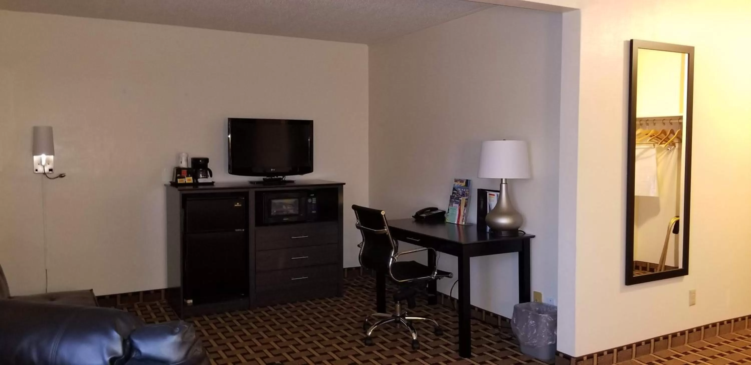 TV and multimedia in Super 8 by Wyndham Ashland