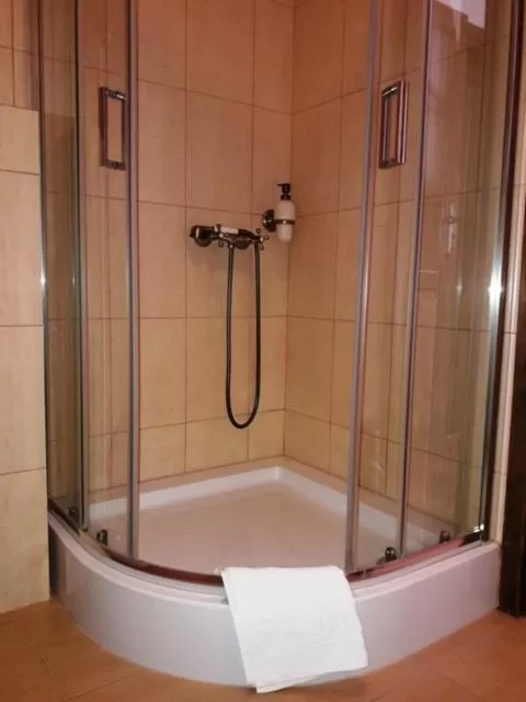 Bathroom in Gościniec Dworski w Ropie