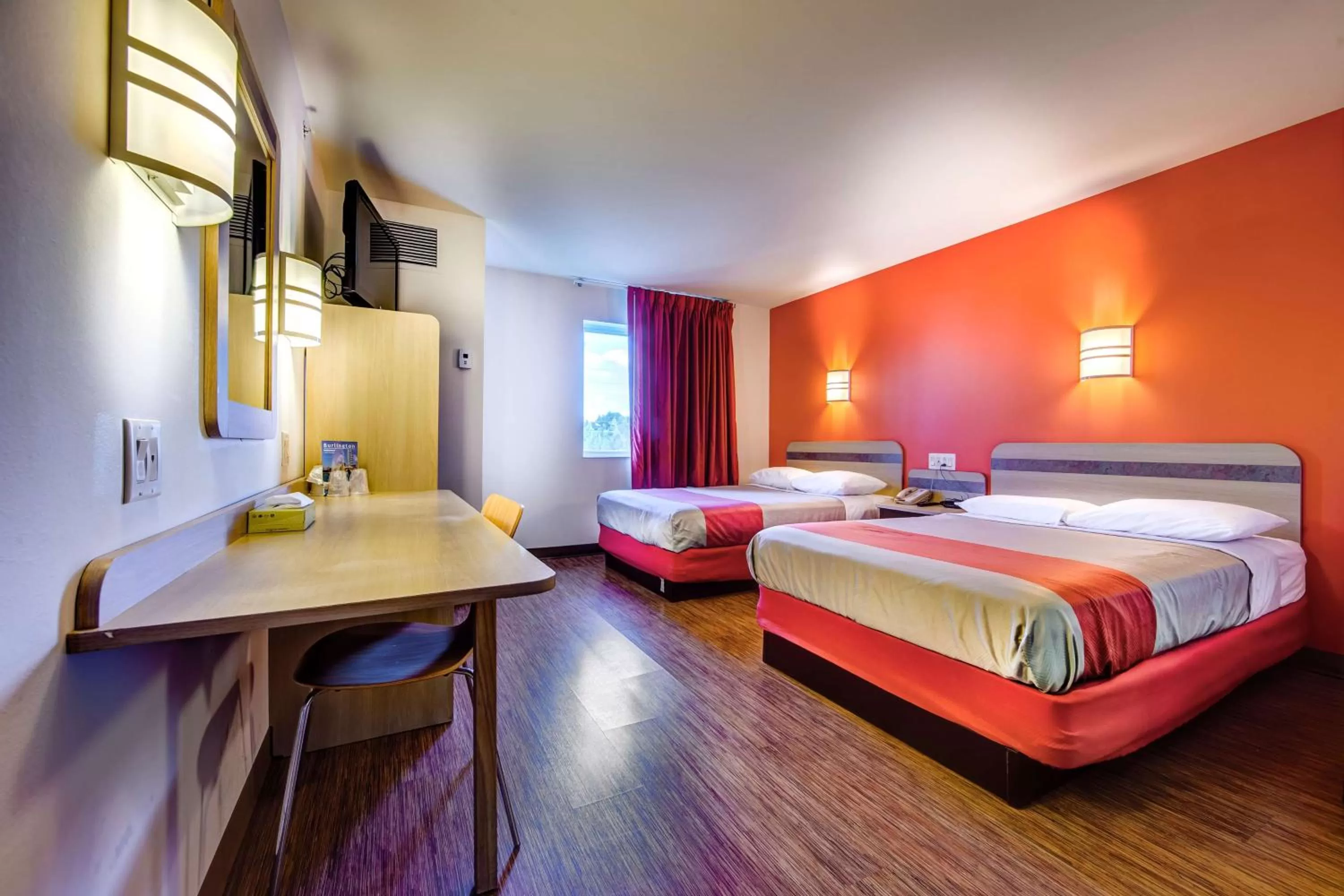 TV and multimedia, Bed in Motel 6-Burlington, ON - Toronto West - Oakville