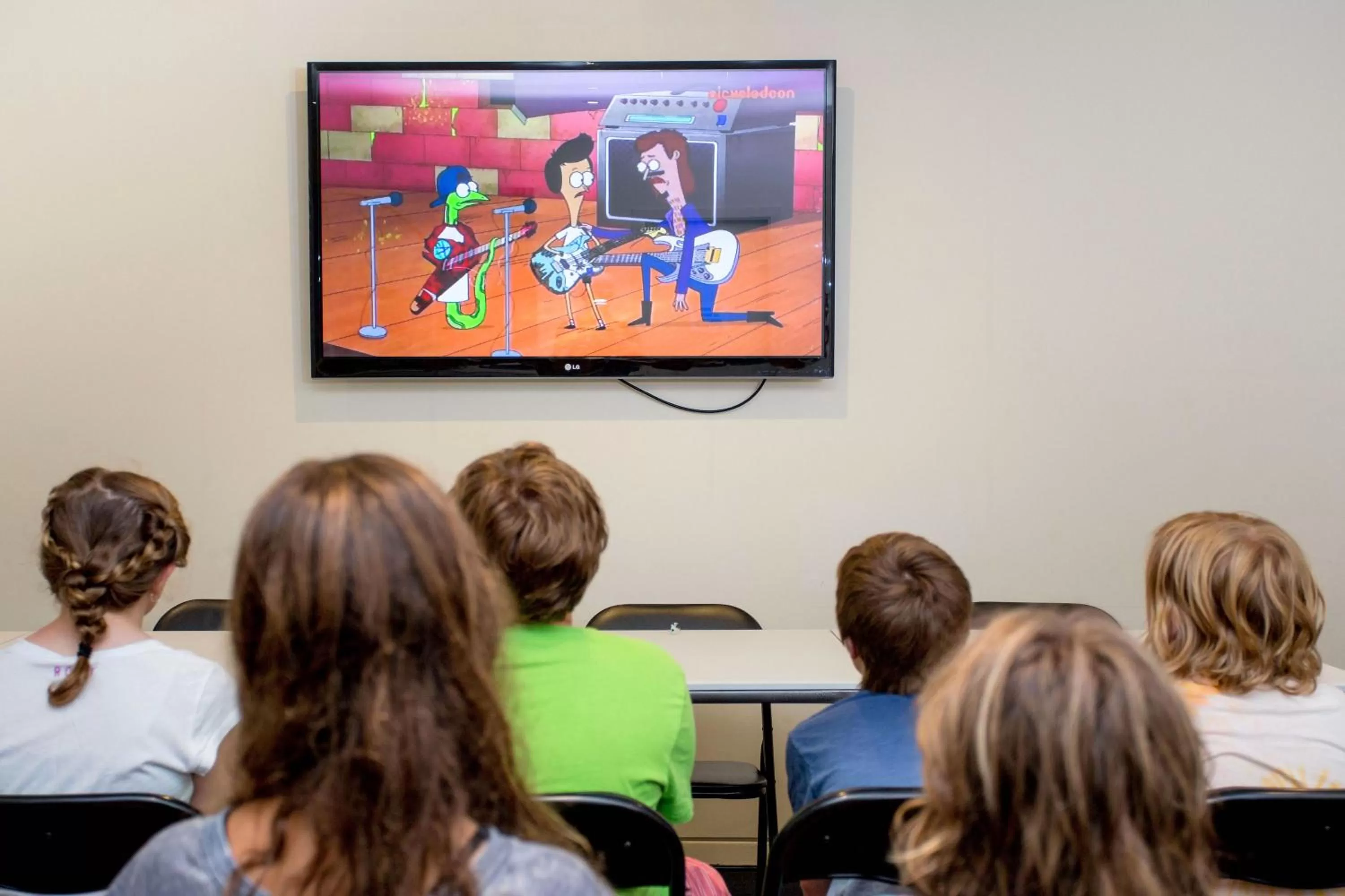 Communal lounge/ TV room in Lakeside Forster Holiday Park