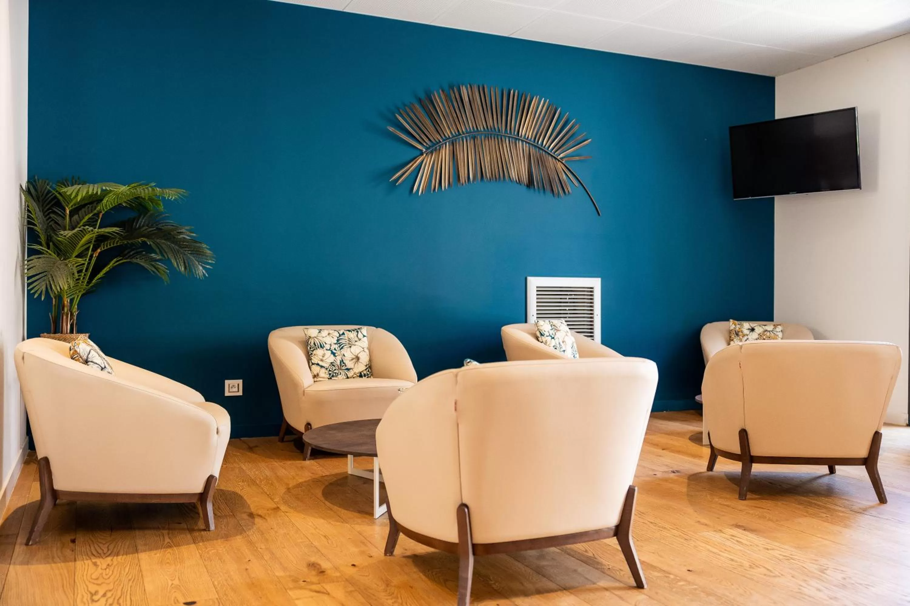 Communal lounge/ TV room in Hôtel Le Bastia