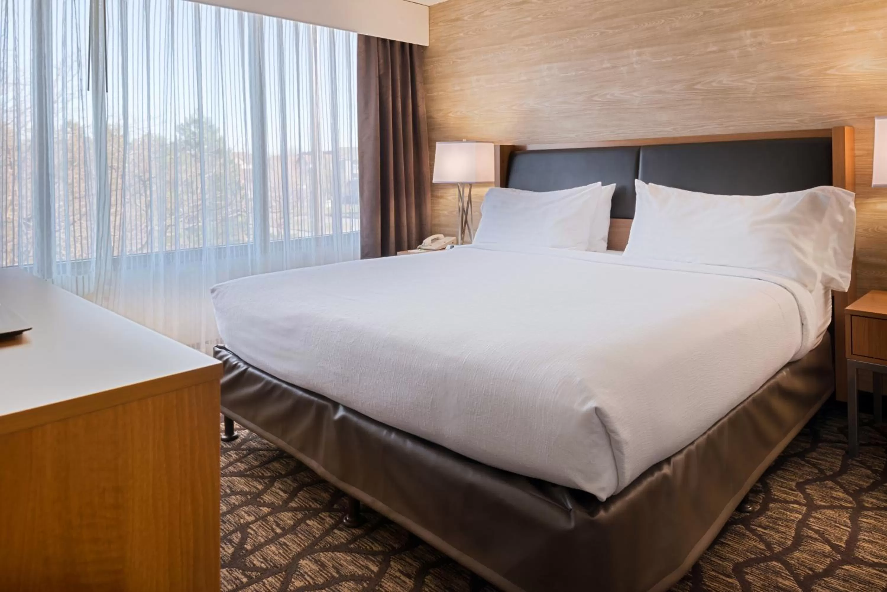 Bed in Holiday Inn Hotel & Suites Warren by IHG