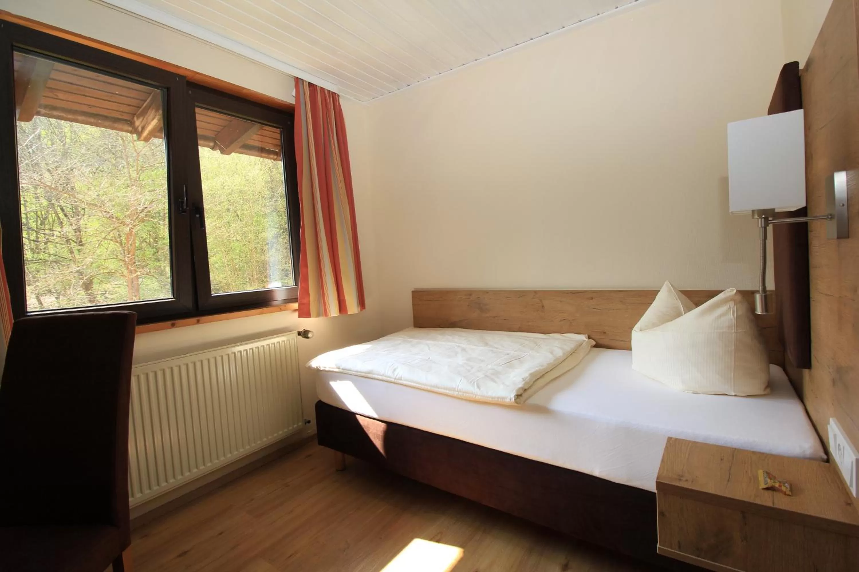 Bed in Waldhotel Albachmühle mit Albacher Stuben