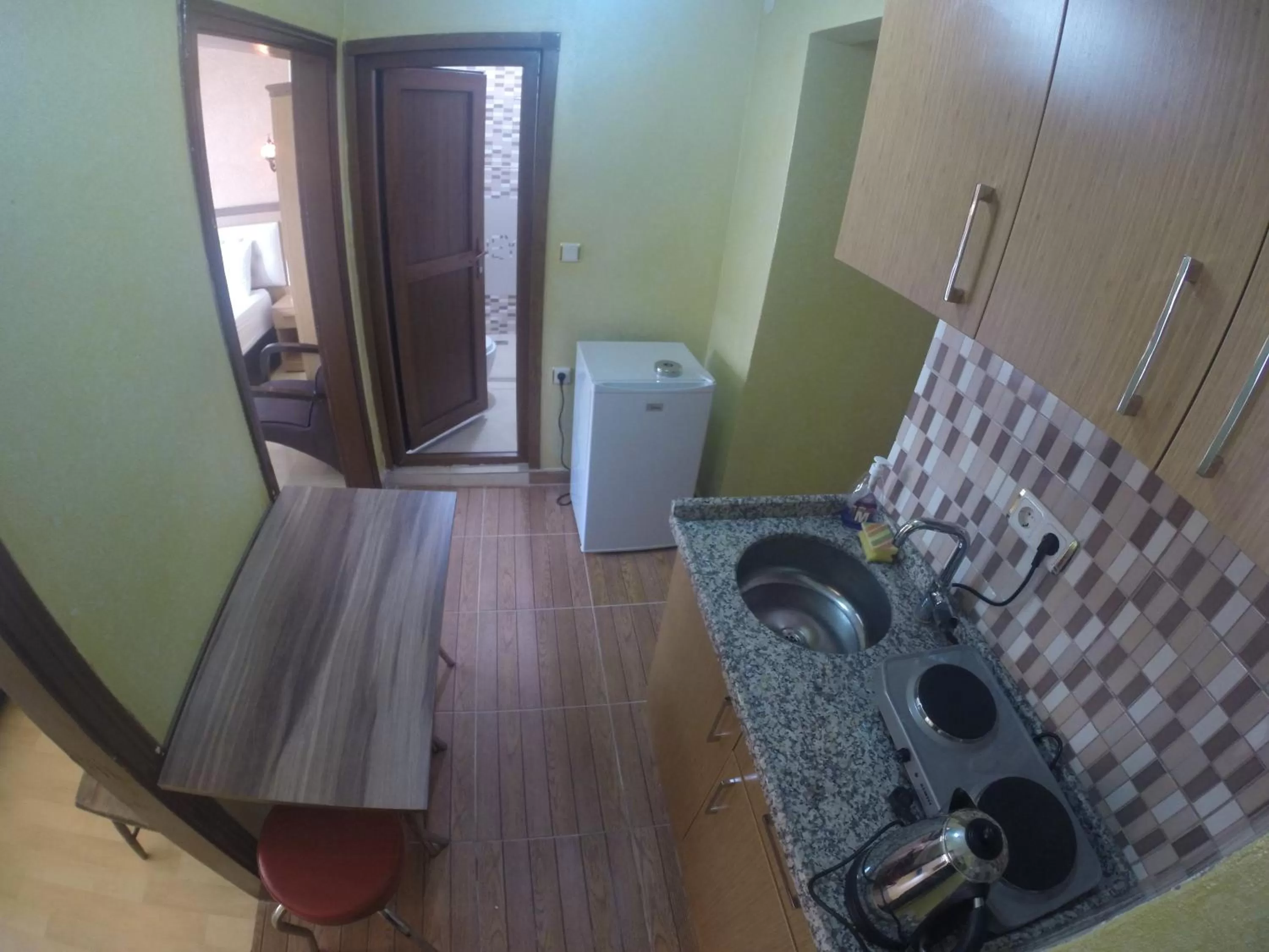Coffee/tea facilities, Kitchen/Kitchenette in Arat Apartments
