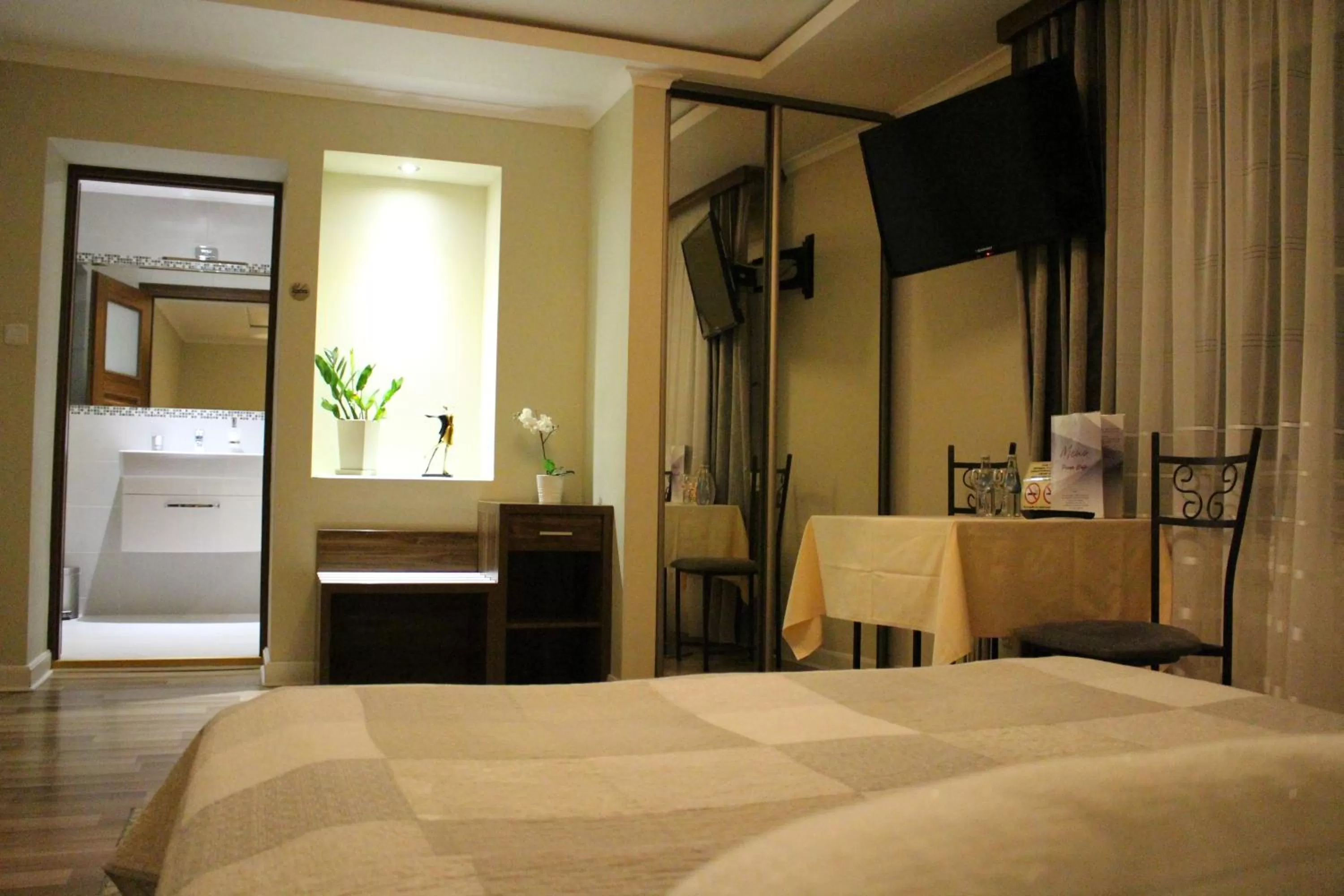 Communal lounge/ TV room, Bed in PIANO CAFE b&b