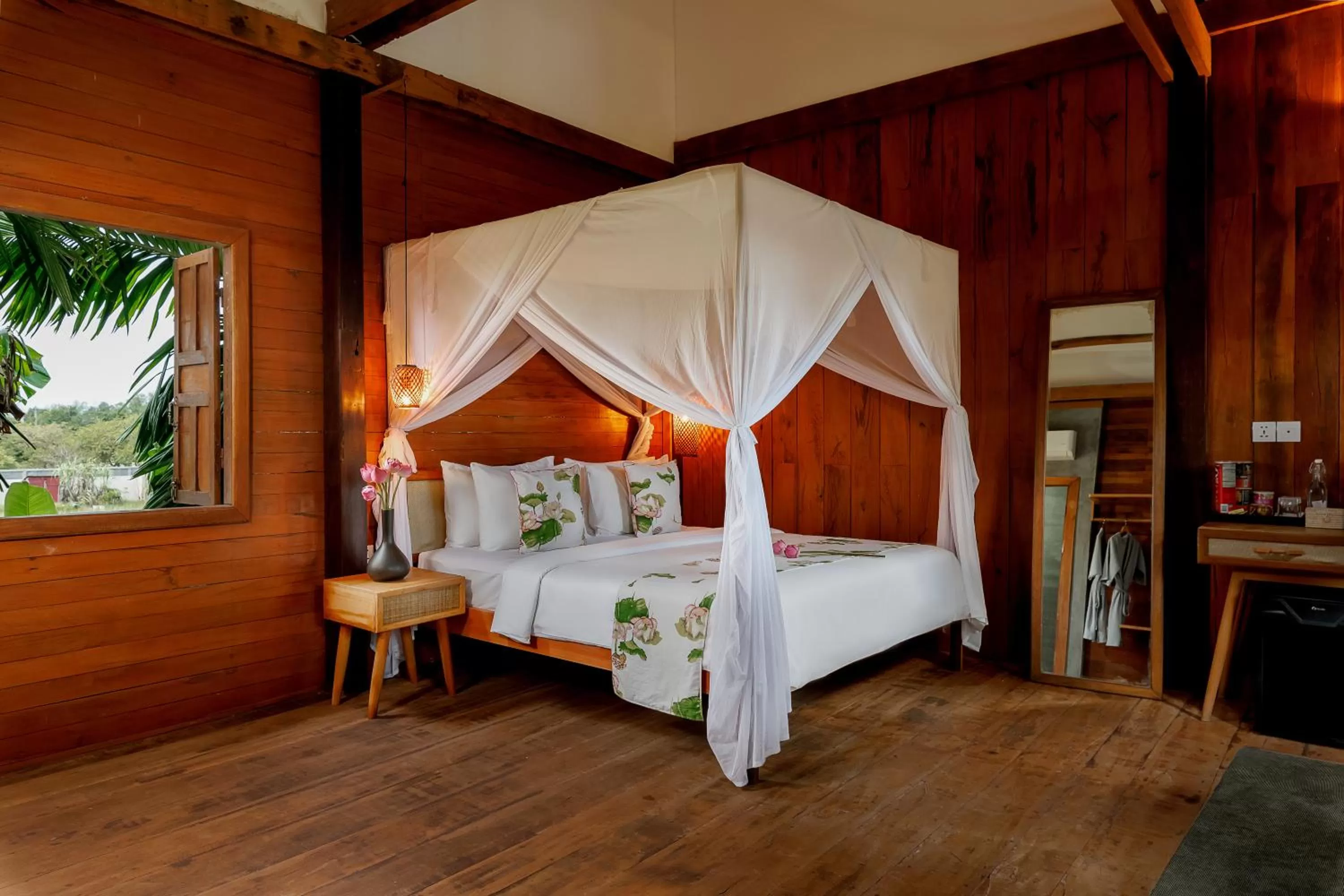 Bed in Dontrei Villa Angkor