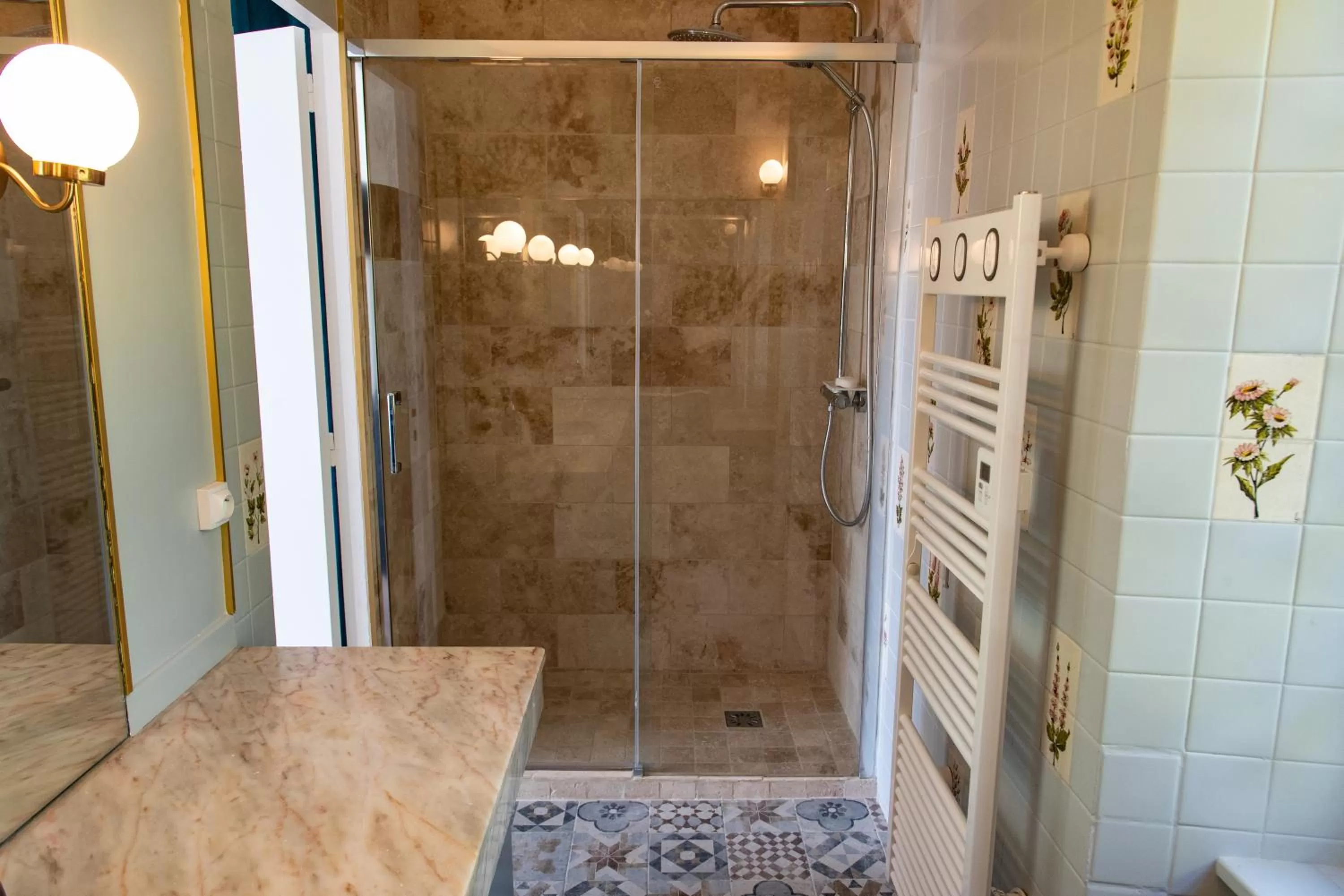 Shower, Bathroom in La plaine de l'Angelus