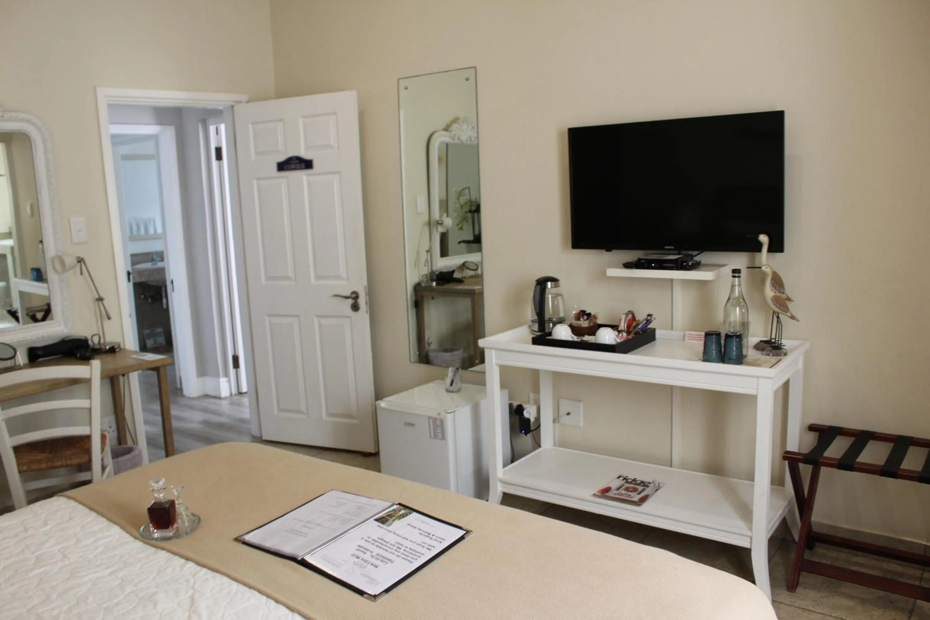 TV and multimedia in Sandals Guest House