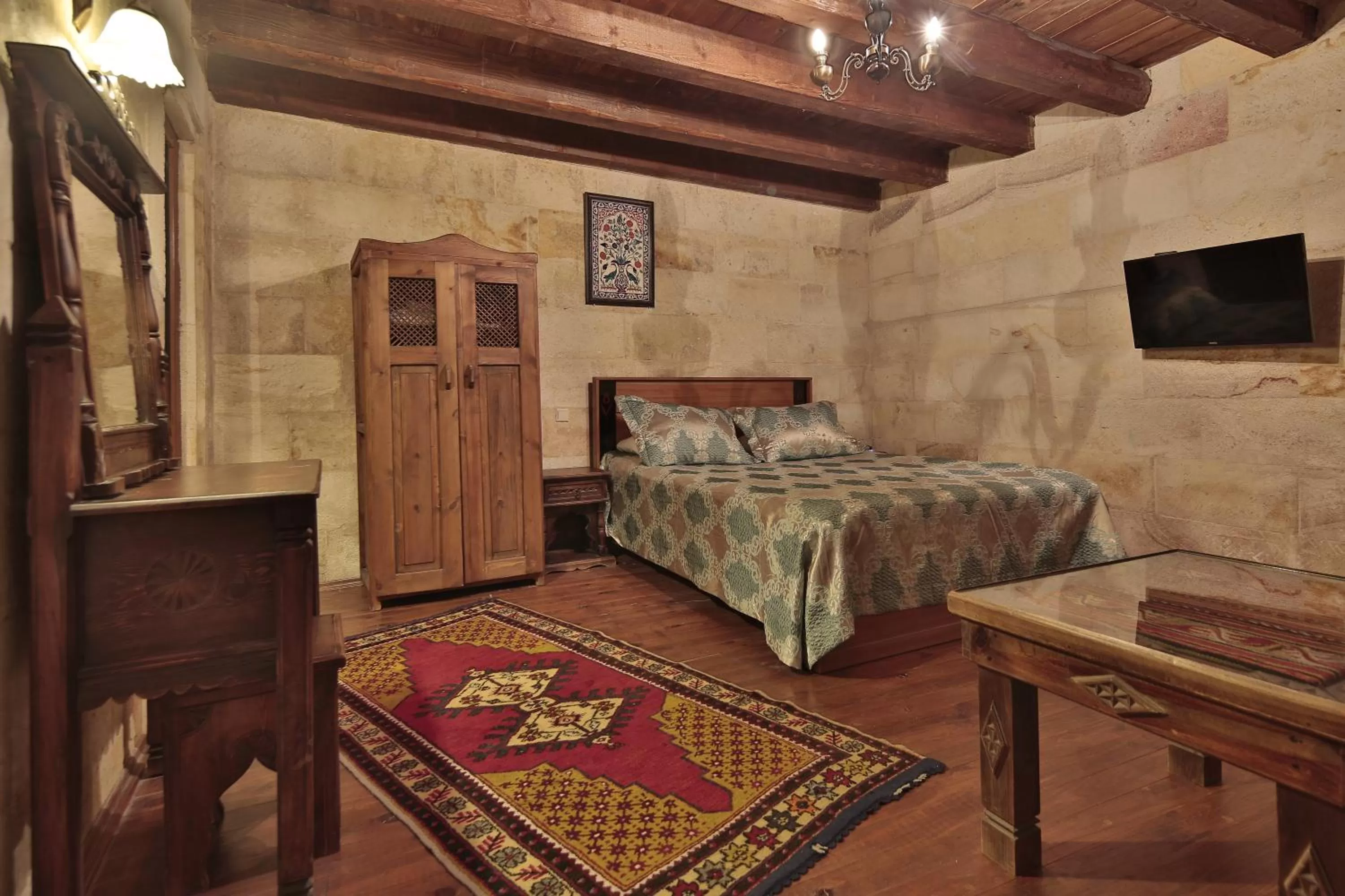 Photo of the whole room, Bed in Shoestring Cave House