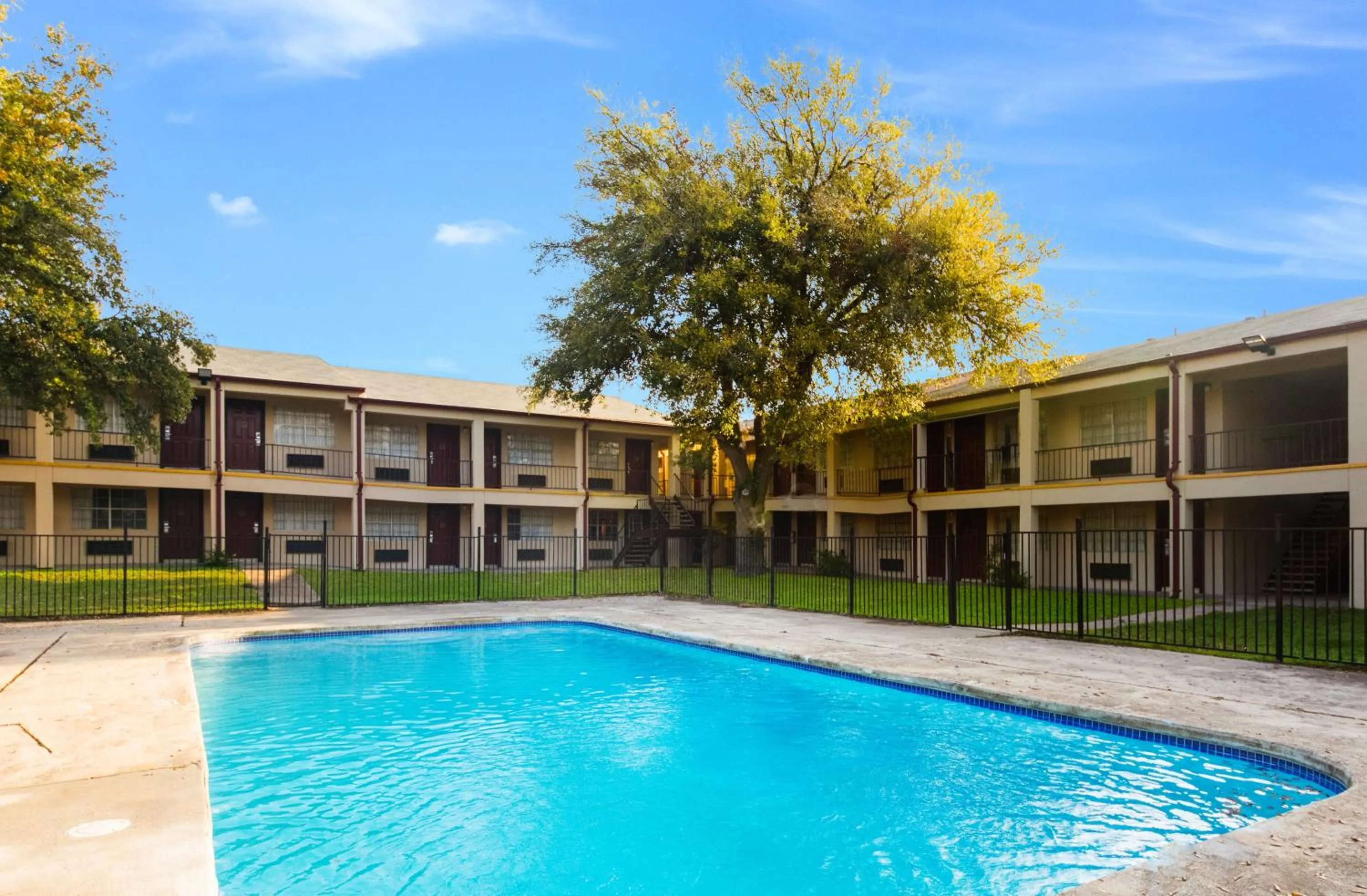 Swimming pool in Red Roof Inn Temple
