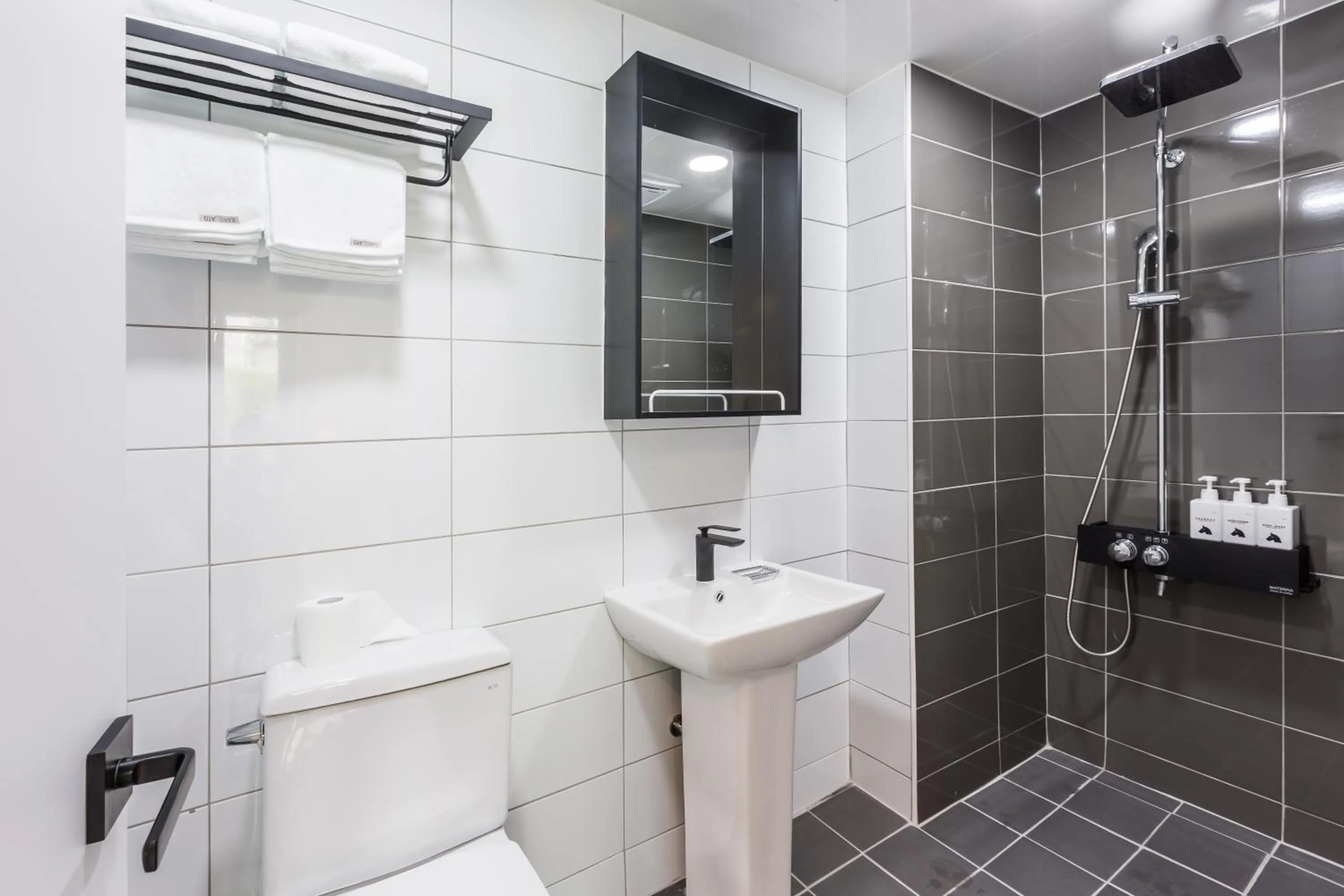 Shower in Hotel Baroato 2nd