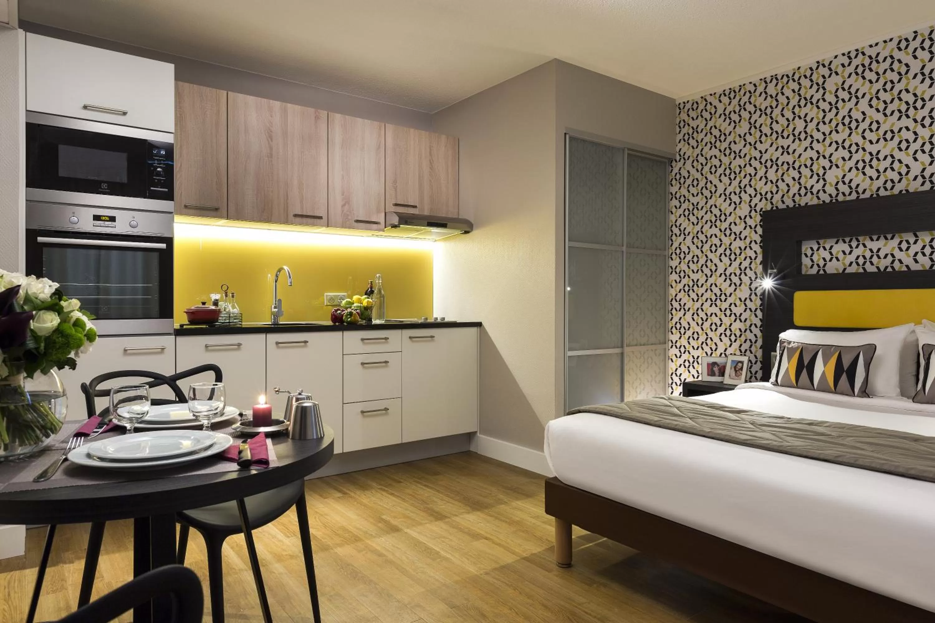 Kitchen or kitchenette, Bed in Citadines Tour Eiffel Paris