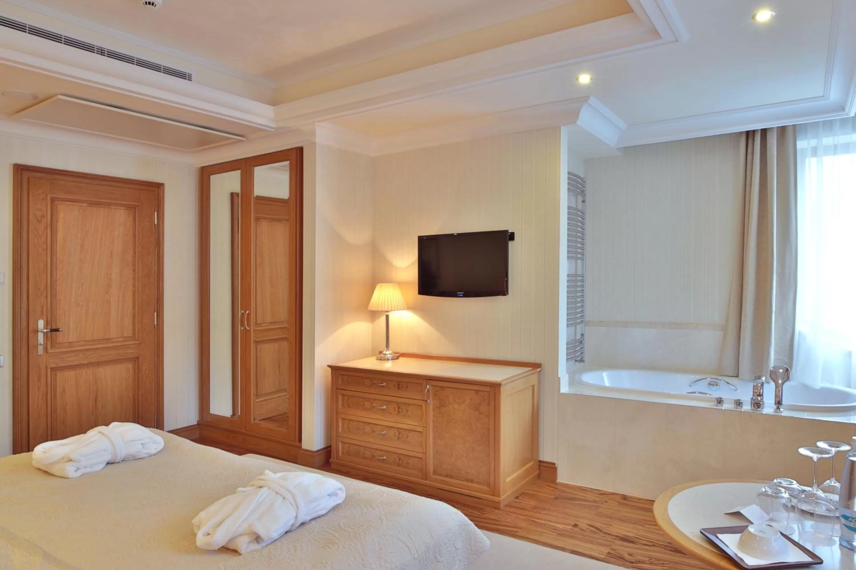 Bedroom, Bed in Retro Riverside Wellness Resort