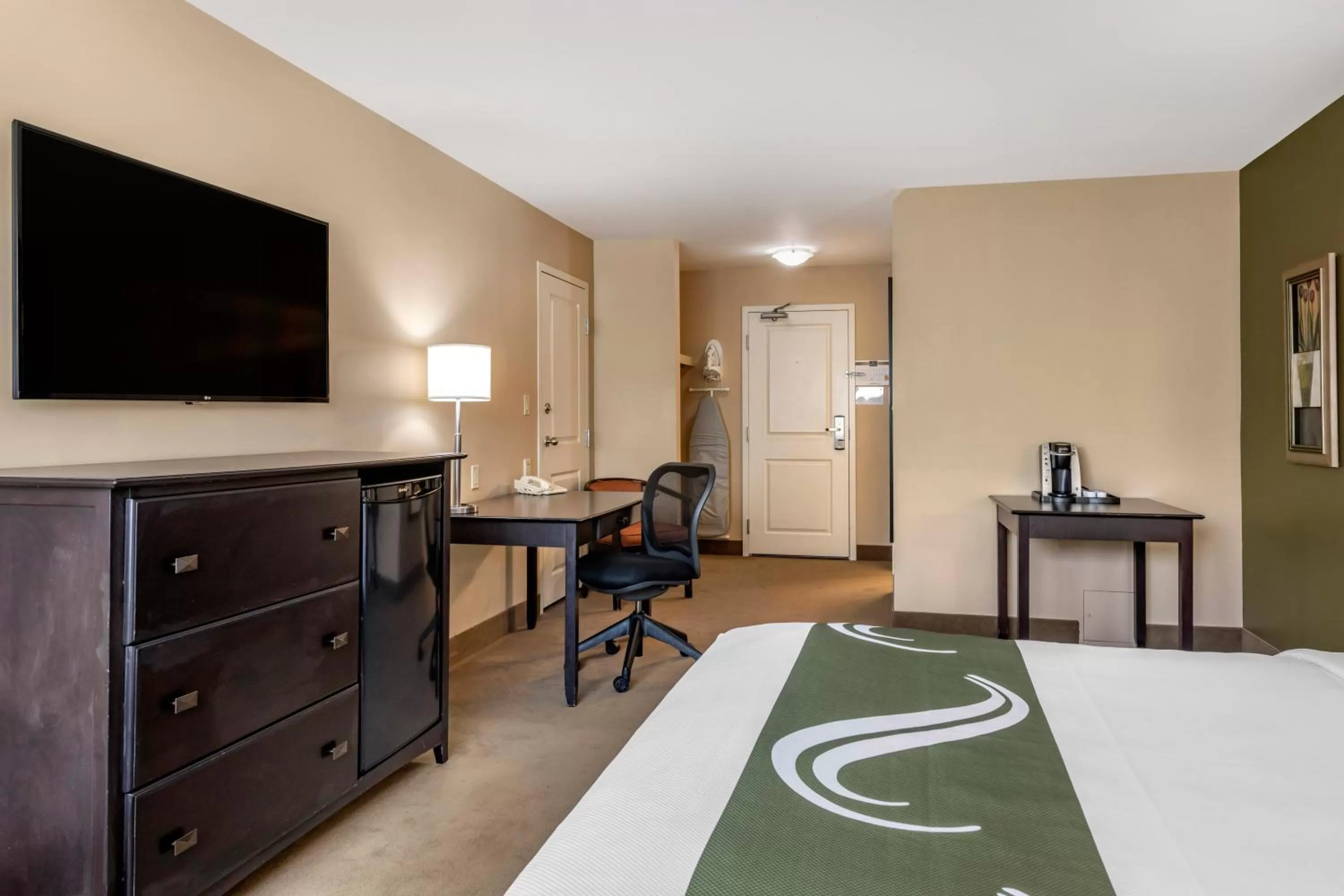 Photo of the whole room, Bed in Quality Inn & Suites Quispamsis